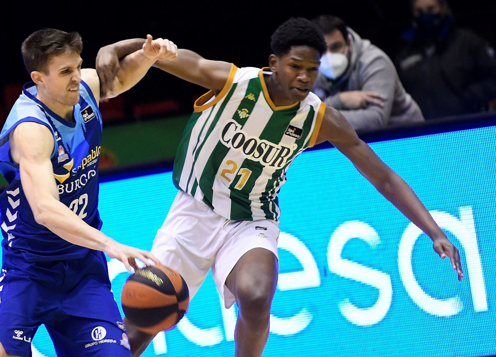 El alero del San Pablo Burgos Xavi Rabaseda, ante Ibrahim Magassa ,