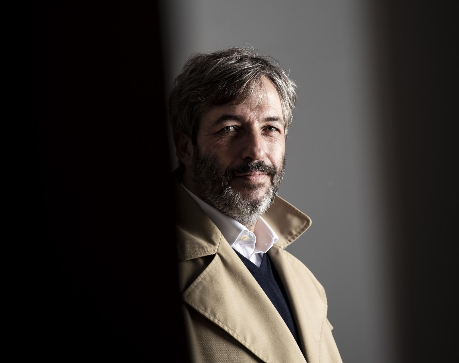 Rosa disfrazado de detective de ficción con una gabardina.