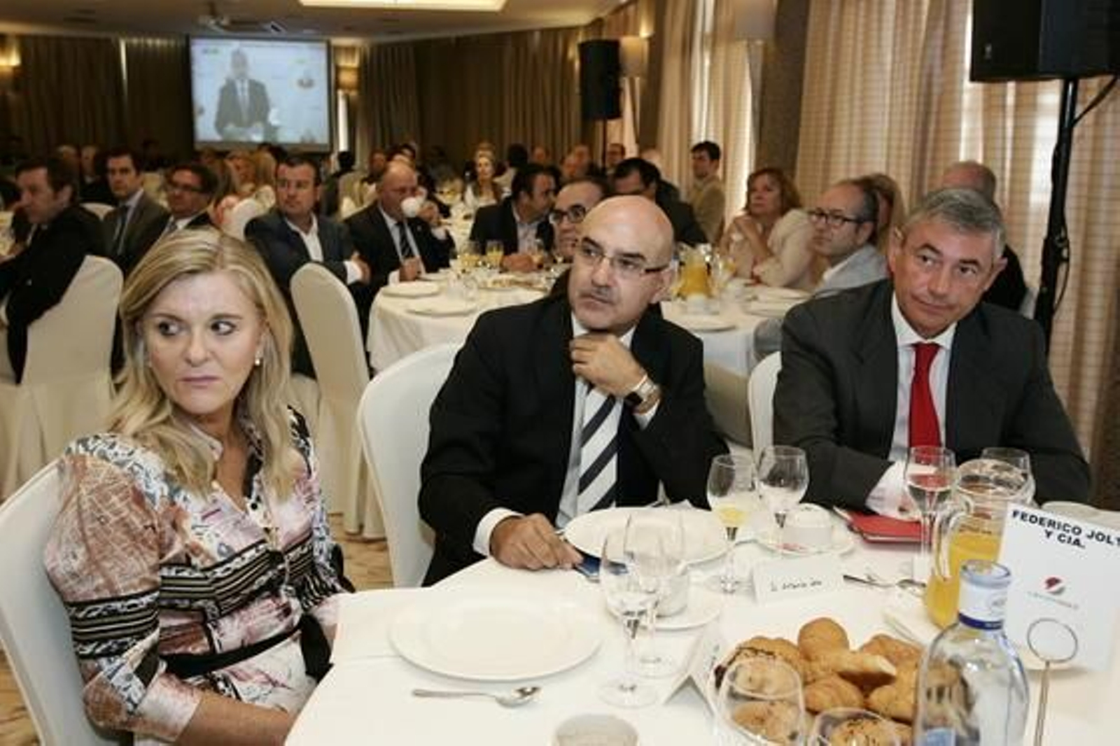 Guadalupe Hueso, esposa de Luis Rogelio Rodríguez Comendador, Antonio Lao, director de Diario de Almería, José Luis Fernández, director territorial del Banco Santander en Andalucía

Foto: Rafael G. / Javier Alonso