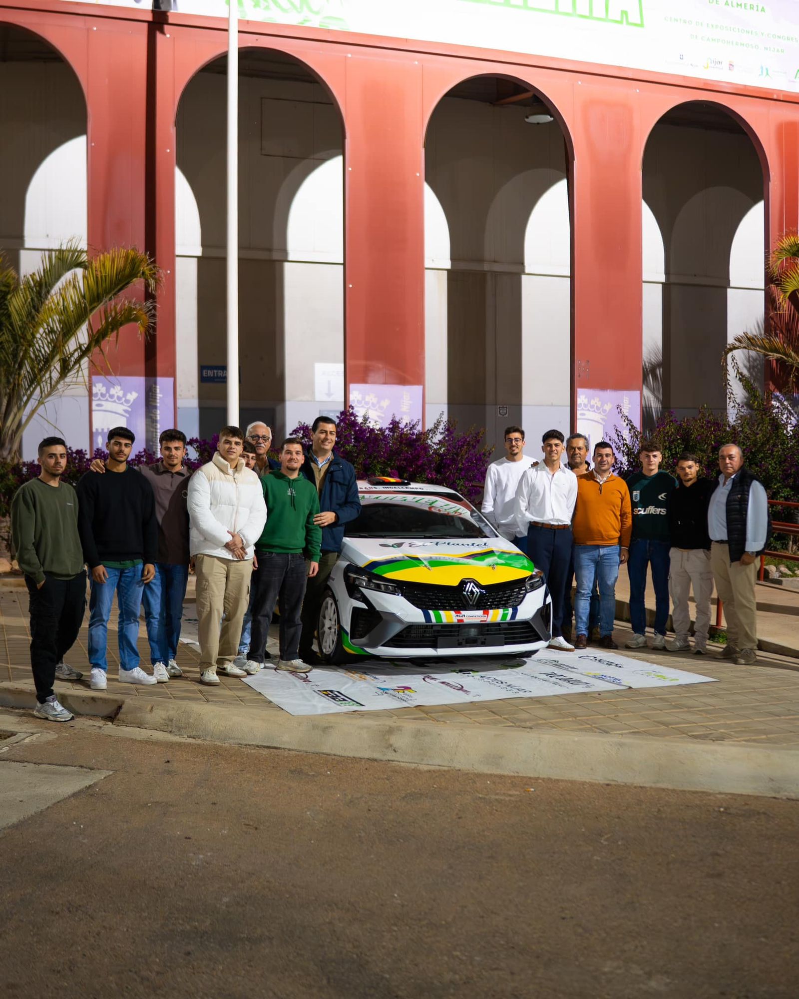 El alcalde de Nijar arropó la presentación oficial del proyecto deportivo del piloto nijareño en 2025