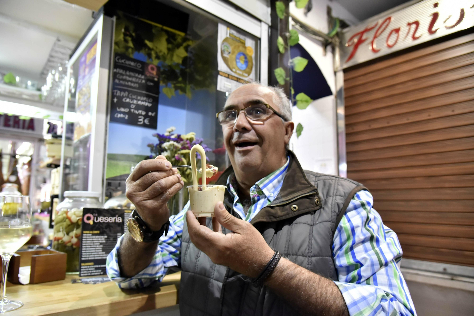 Un hombre prueba una de las tapas de la Ruta del Cuchareo y el Ibérico