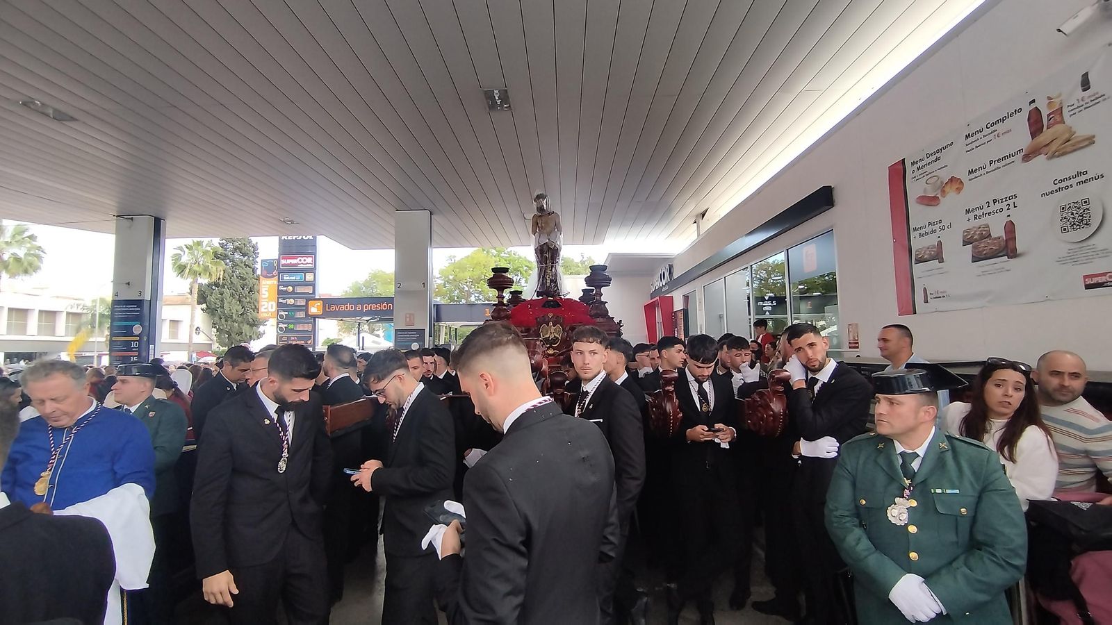 Ecce-Homo y Amor de Vélez-Málaga se refugian del aguacero en una gasolinera