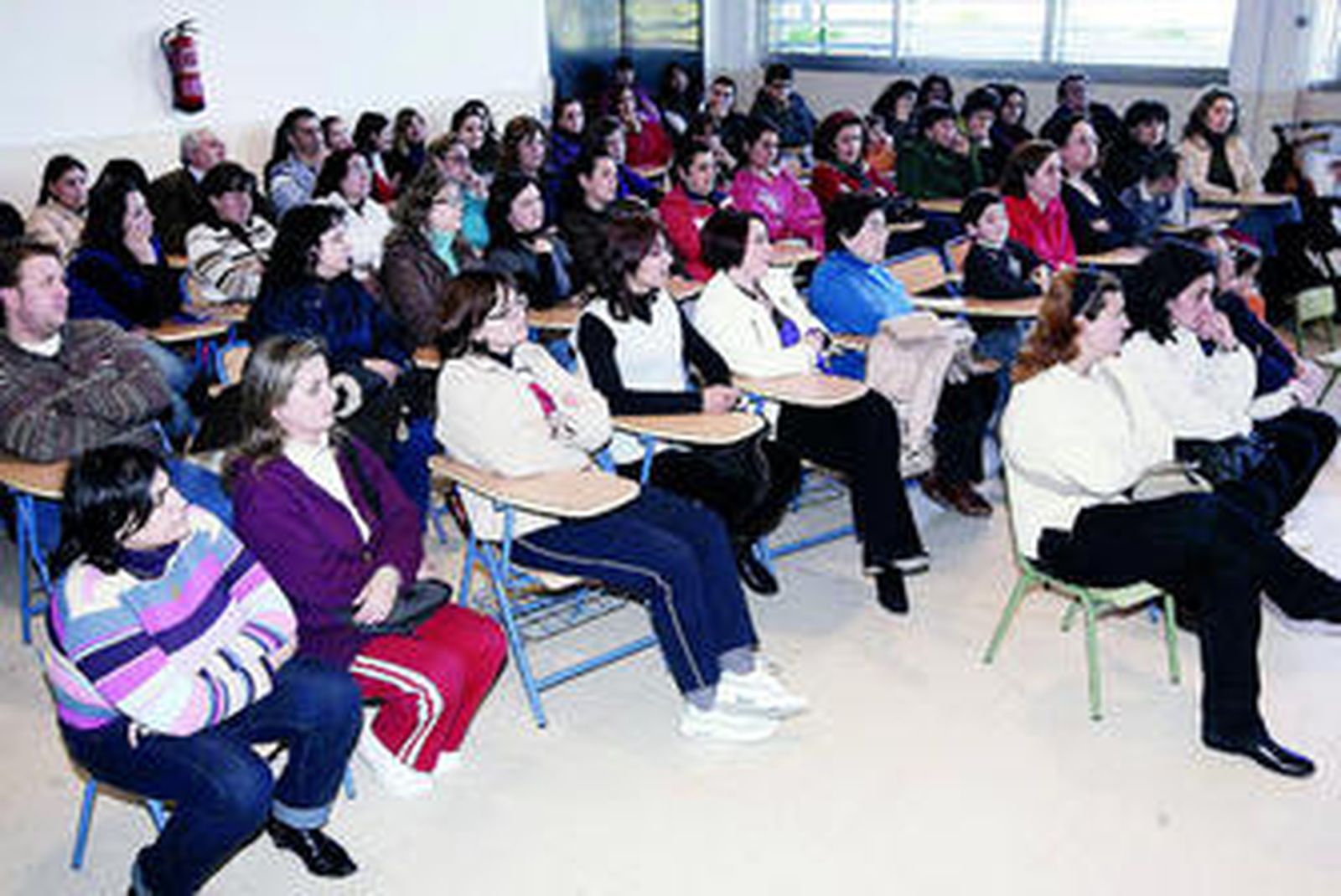 Un momento de la asamblea convocada por los padres, ayer en el Maimónides.
