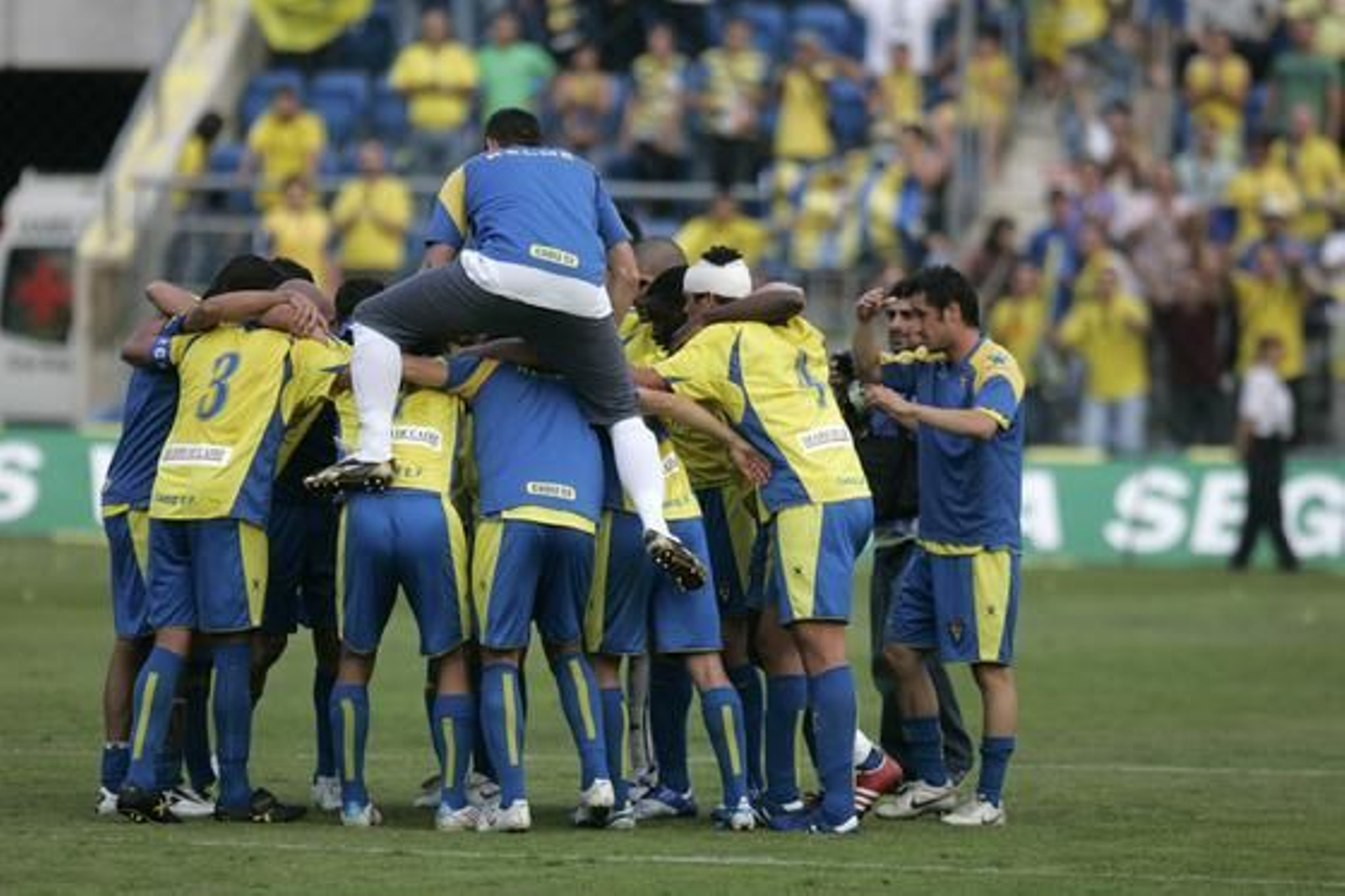 Nueva piña para celebrar el éxito en casa ante el Mirandés.

Foto: Jesus Marin