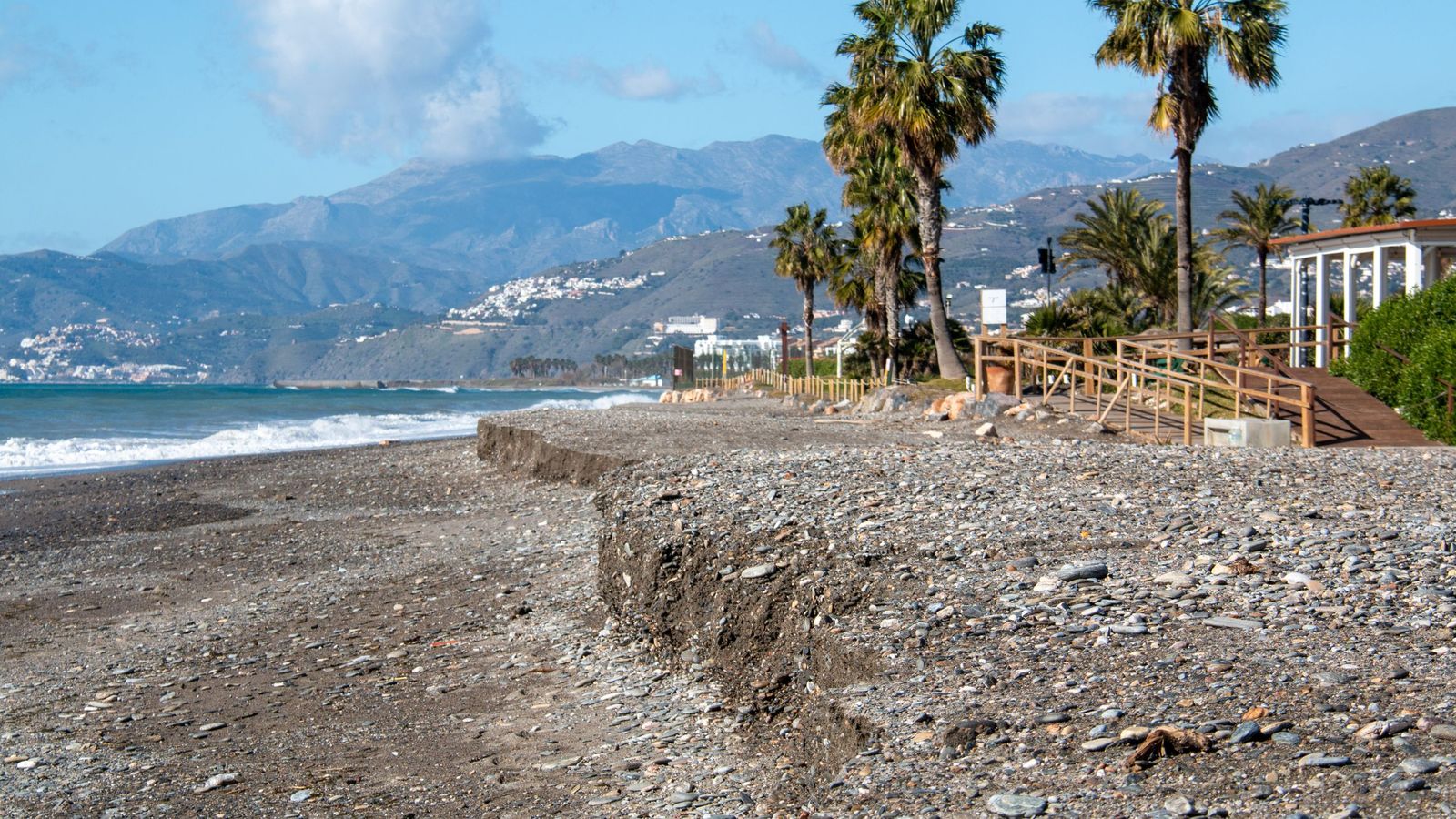 El escalón frente al Hotel Impressive ha vuelto a aparecer