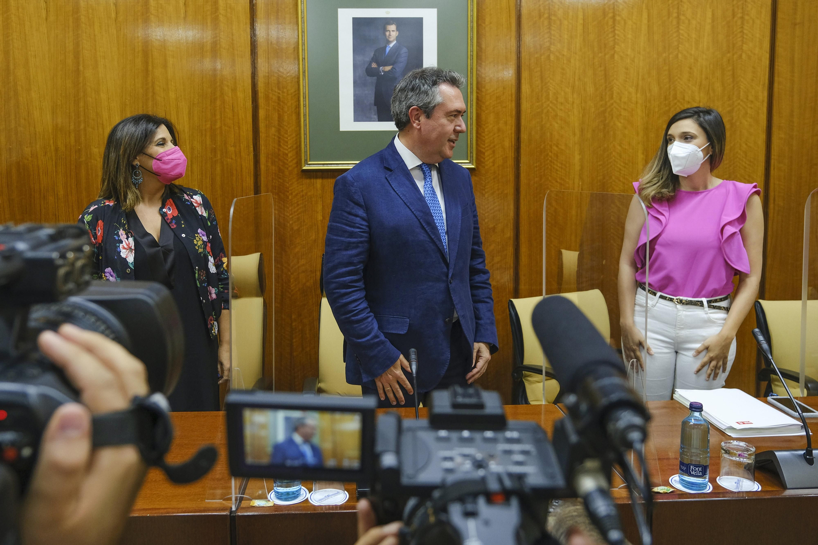 Juan Espadas, flanqueado por Ángeles Férriz y María Márquez, en el Parlamento.