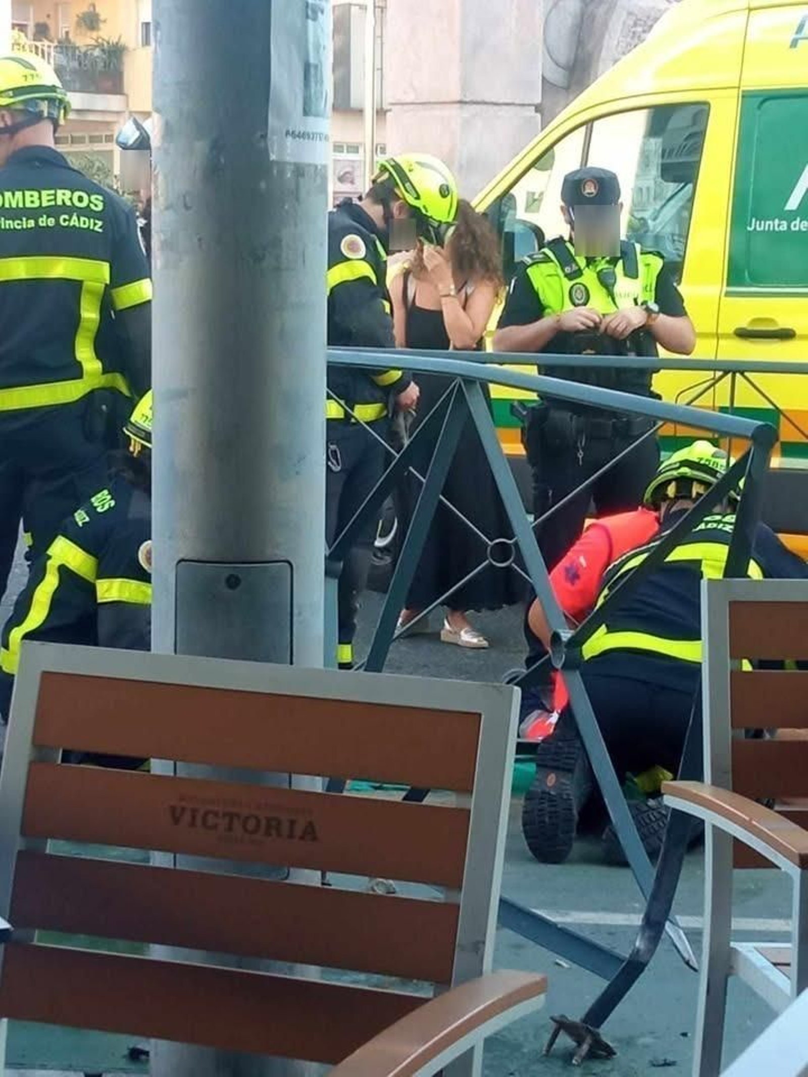Los sanitarios atienden al conductor, herido tras el accidente.