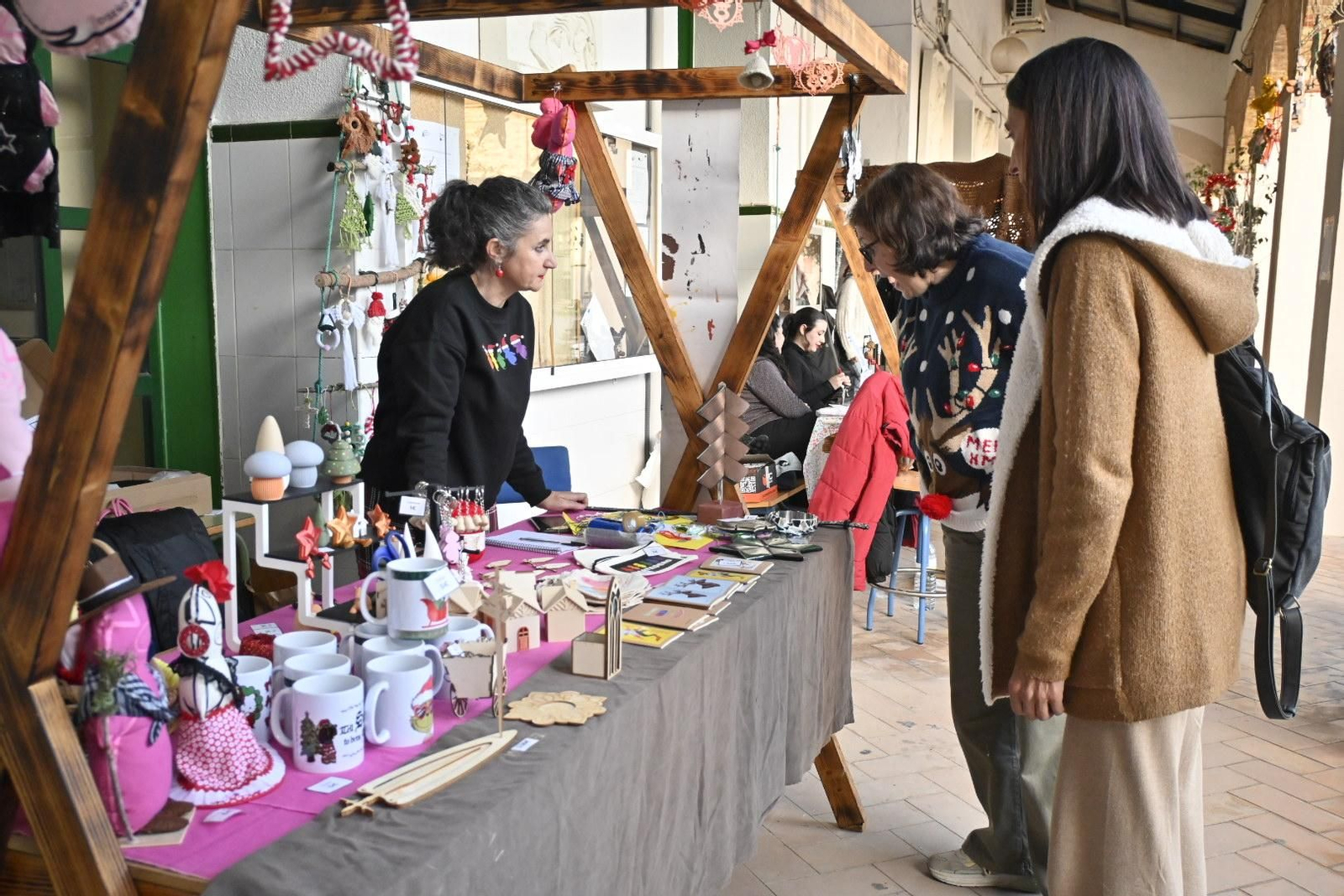 Imágenes del tradicional mercadillo de navidad de la escuela de arte León Ortega