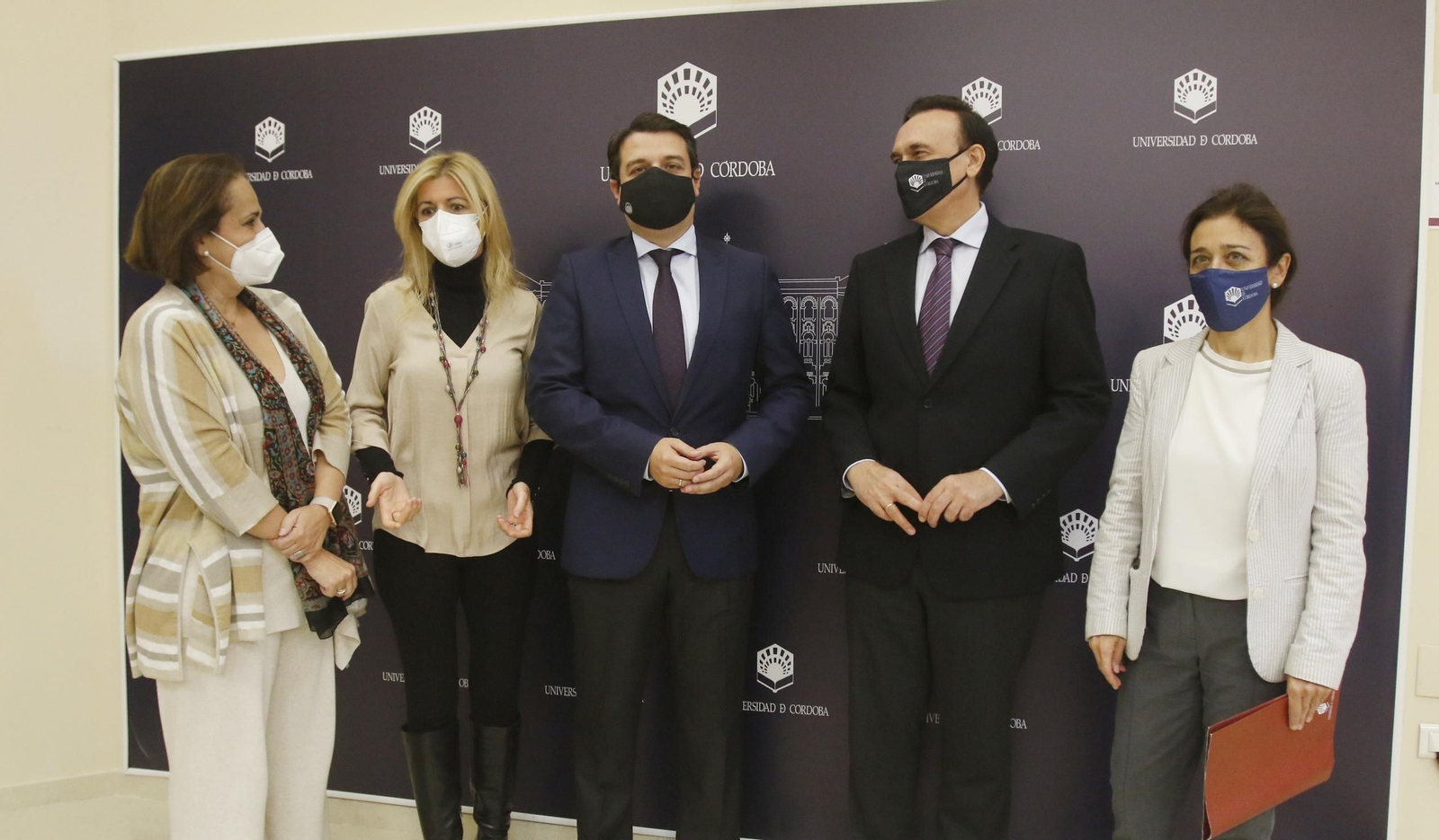 Dirigentes institucionales en la presentación del proyecto en el Rectorado.