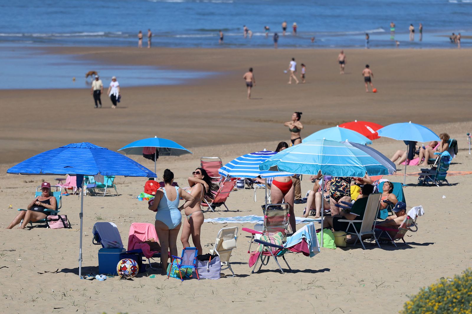 Imágenes del ambiente en las playas de Huelva durante la mañana