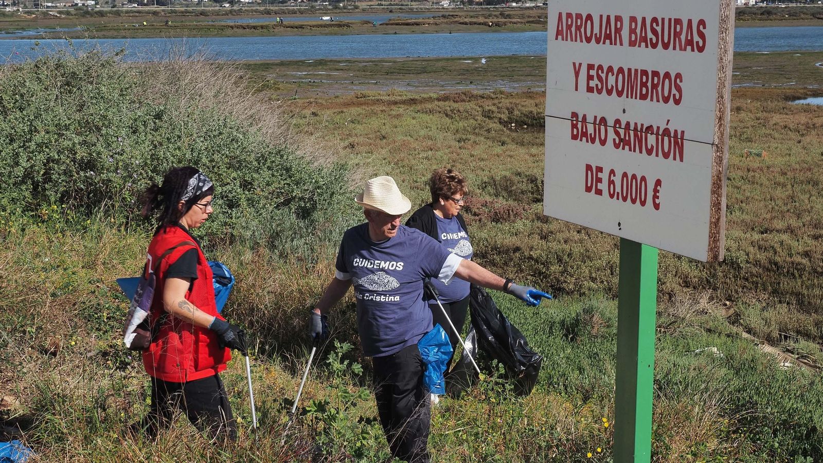 Varios voluntarios retiran residuos de la zona