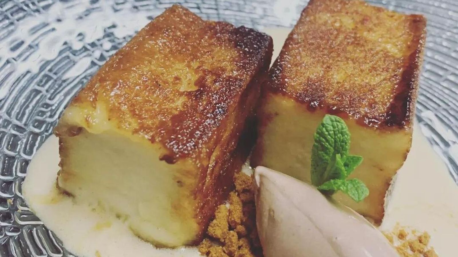 Torrija caramelizada con helado de guianduja y sopa del dulcey