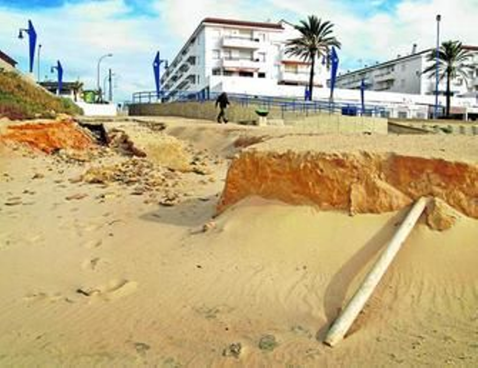 Desperfectos existentes en la zona de acceso a la playa por la primera pista.