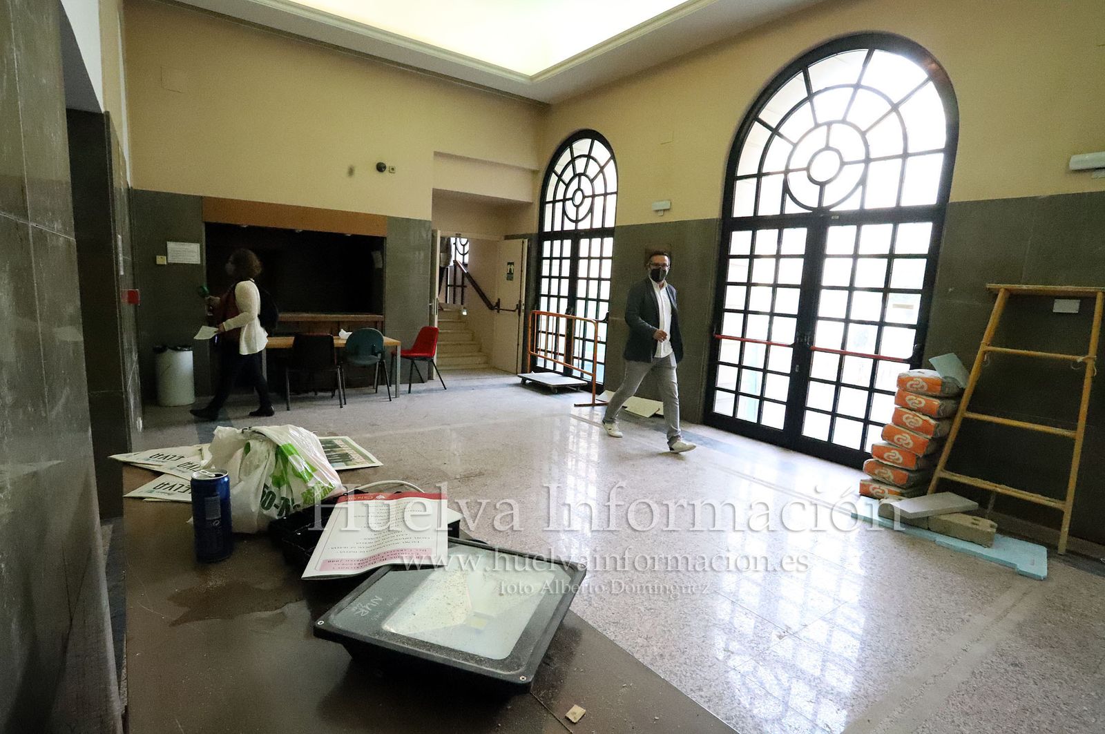 Imágenes de la visita a las obras en el Gran Teatro de Huelva del vicepresidente Juan Marín, acompañado de la consejera Rocío Ruiz y del alcalde Gabriel Cruz