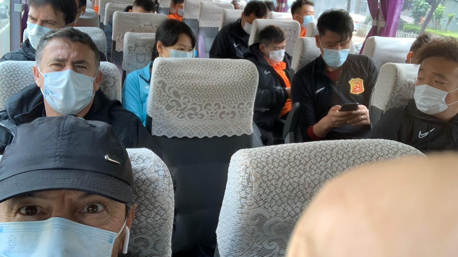 Los jugadores del Wuhan Zall en un viaje en autobús.