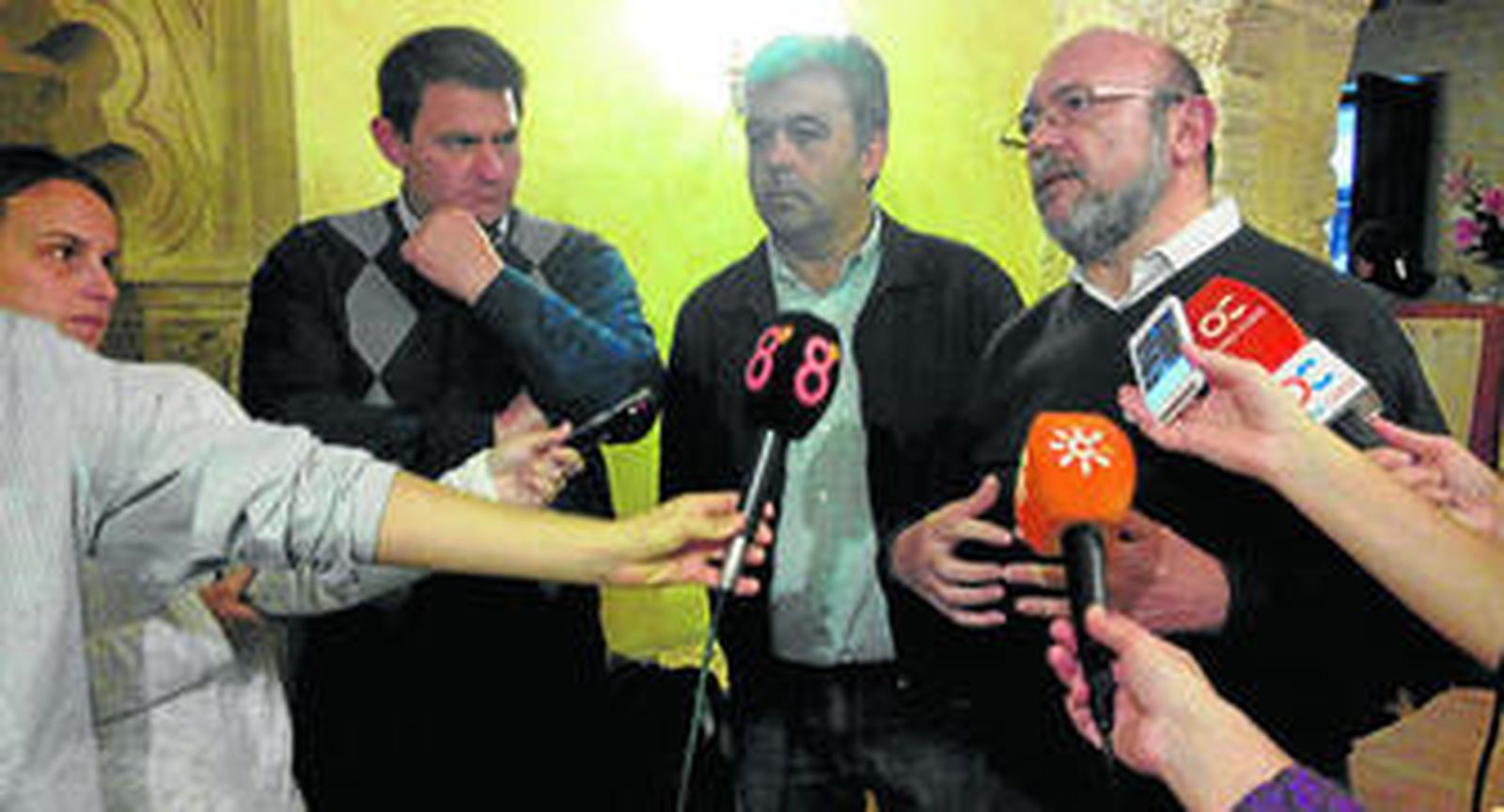 Pedro Romero, Manuel Cárdenas e ignacio García atiende a los medios de comunicación.