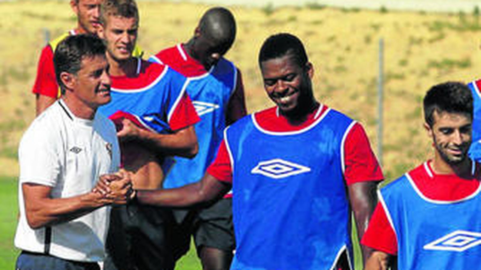 1. Míchel bromea con Romaric en uno de sus últimos entrenamientos con el Sevilla, esta misma semana. 2. Guarente, en un grupo de jugadores durante una sesión. El italiano jugará cedido en el Bolonia tras pasar el reconocimient médico. 3. Escudé, uno de los históricos y con participación activa en el Sevilla de los títulos.