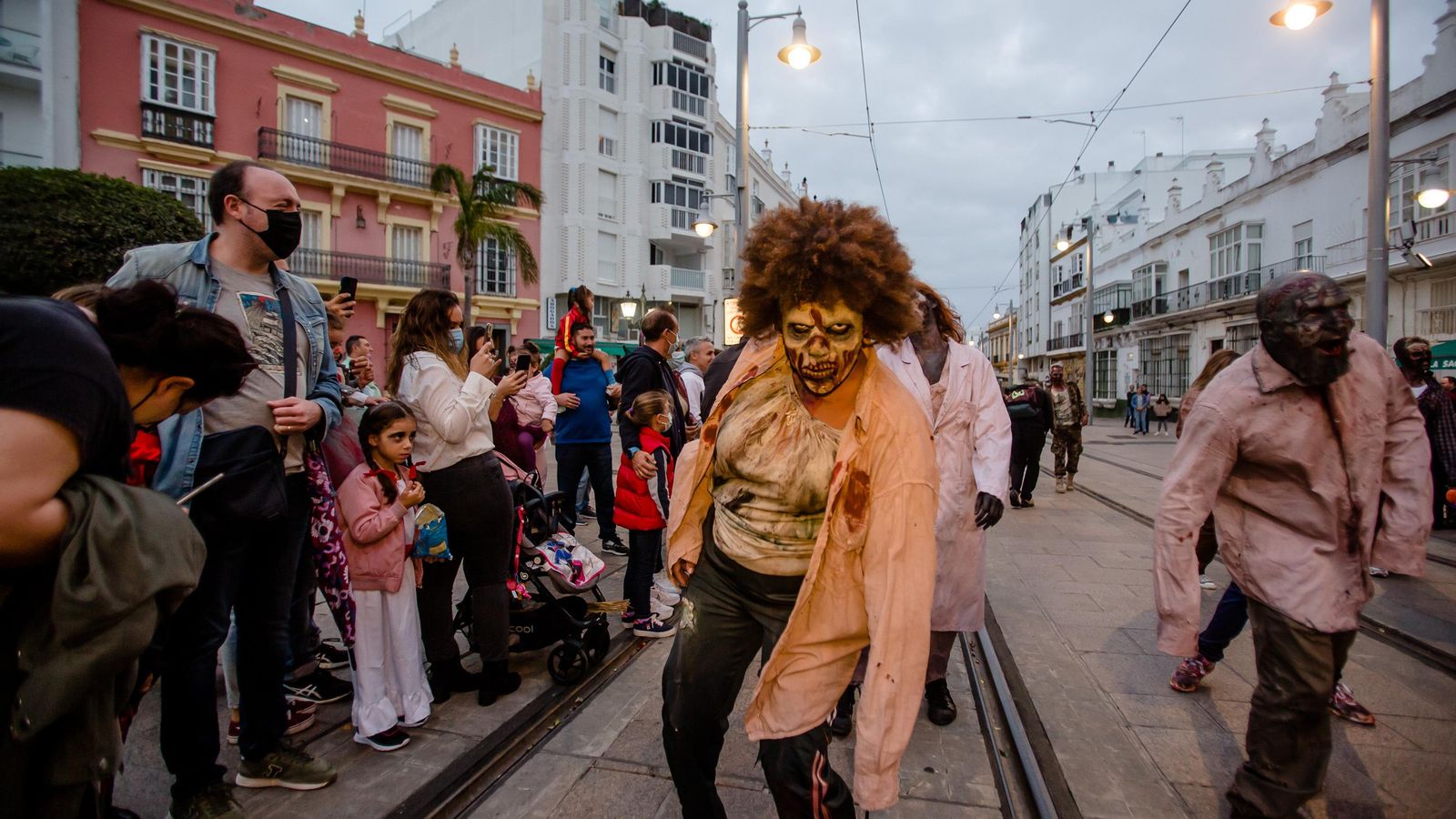 Los zombies recorren la calle Real en este Halloween.