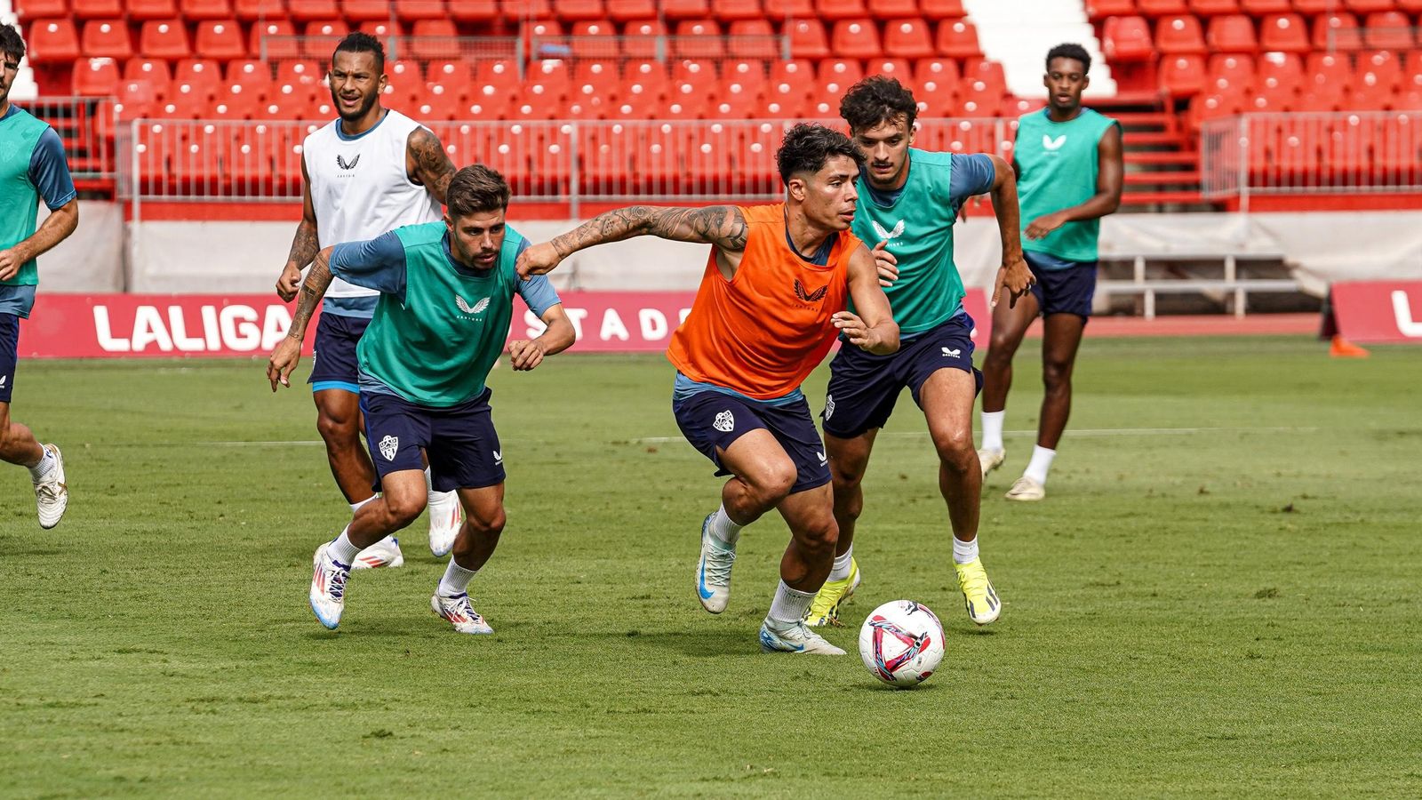 Nico Melamed conduce el esférico en la sesión de este viernes.