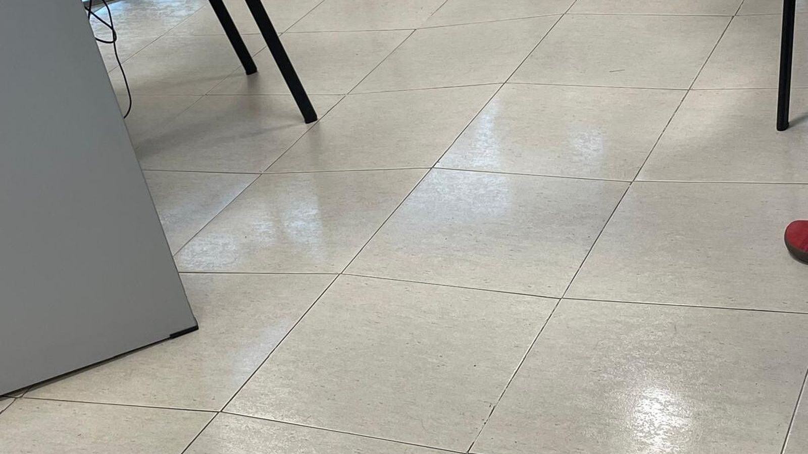 Baldosas levantadas en el Juzgado.