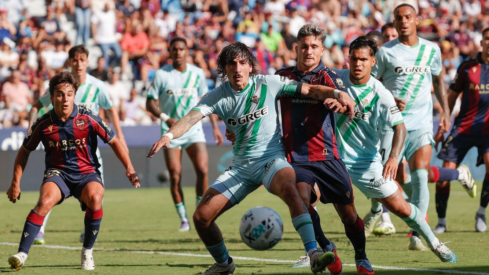 Bellerín intenta proteger el balón en el encuentro ante el Levante.