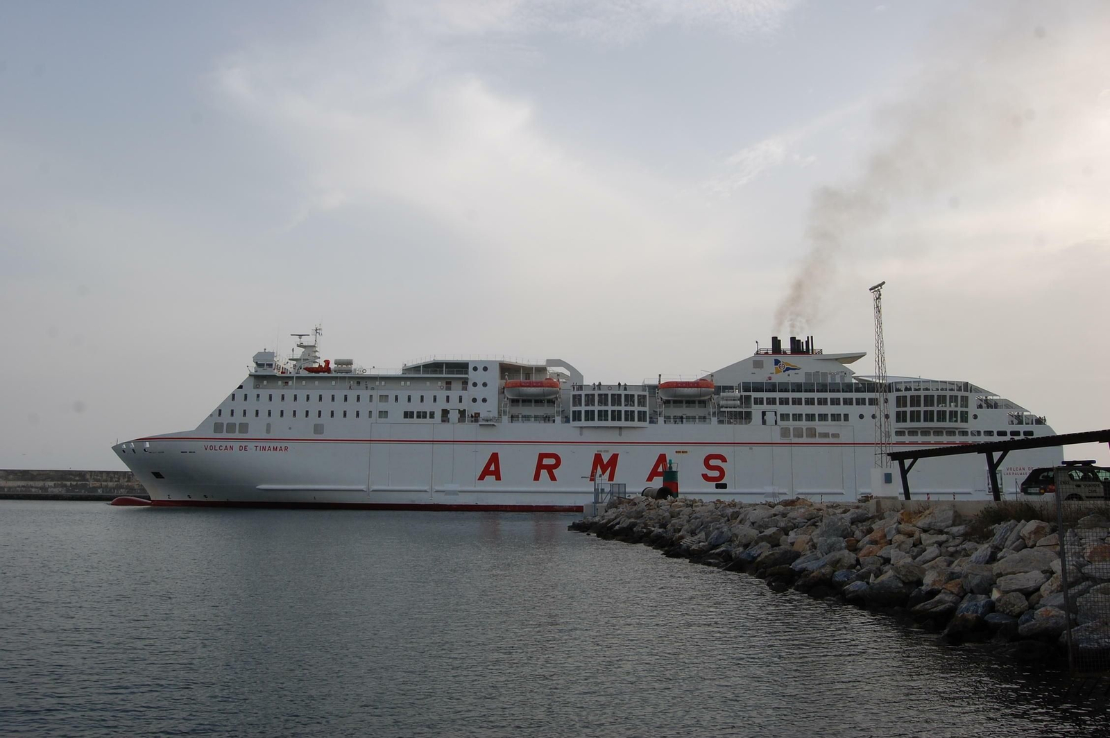 Un ferry abandona el Puerto de Motril camino de Melilla