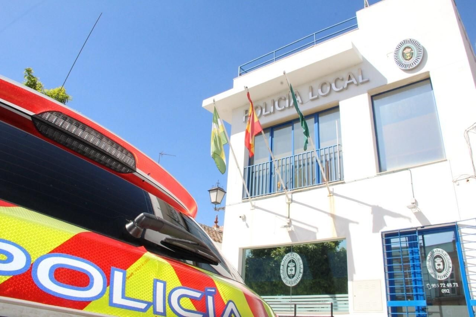 Un coche de la Policía Local de Bormujos, ante la jefatura.