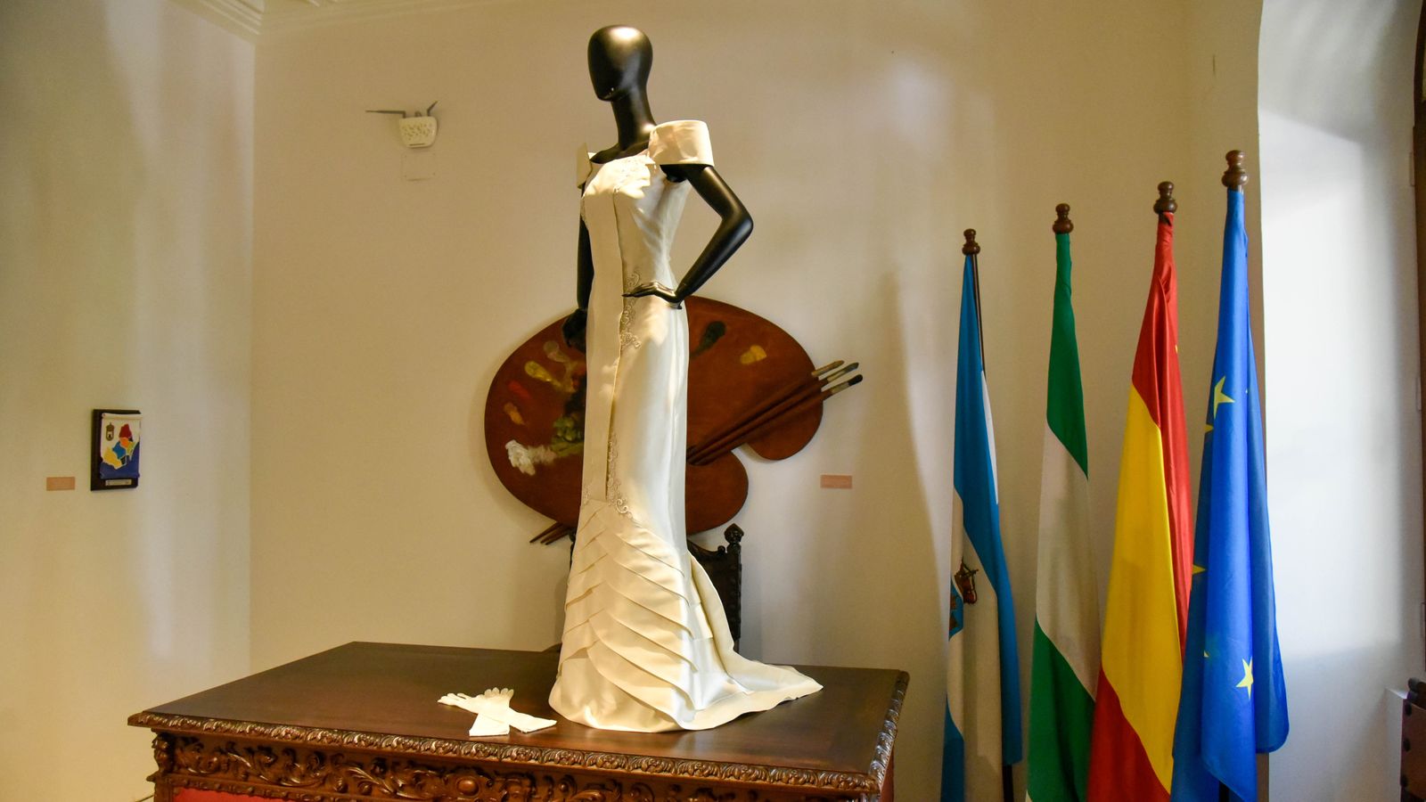 Exposición ' Vísteme: de la Alta Costura al Arte, 90 años de historia de la moda' en el Museo Cruz Herrera