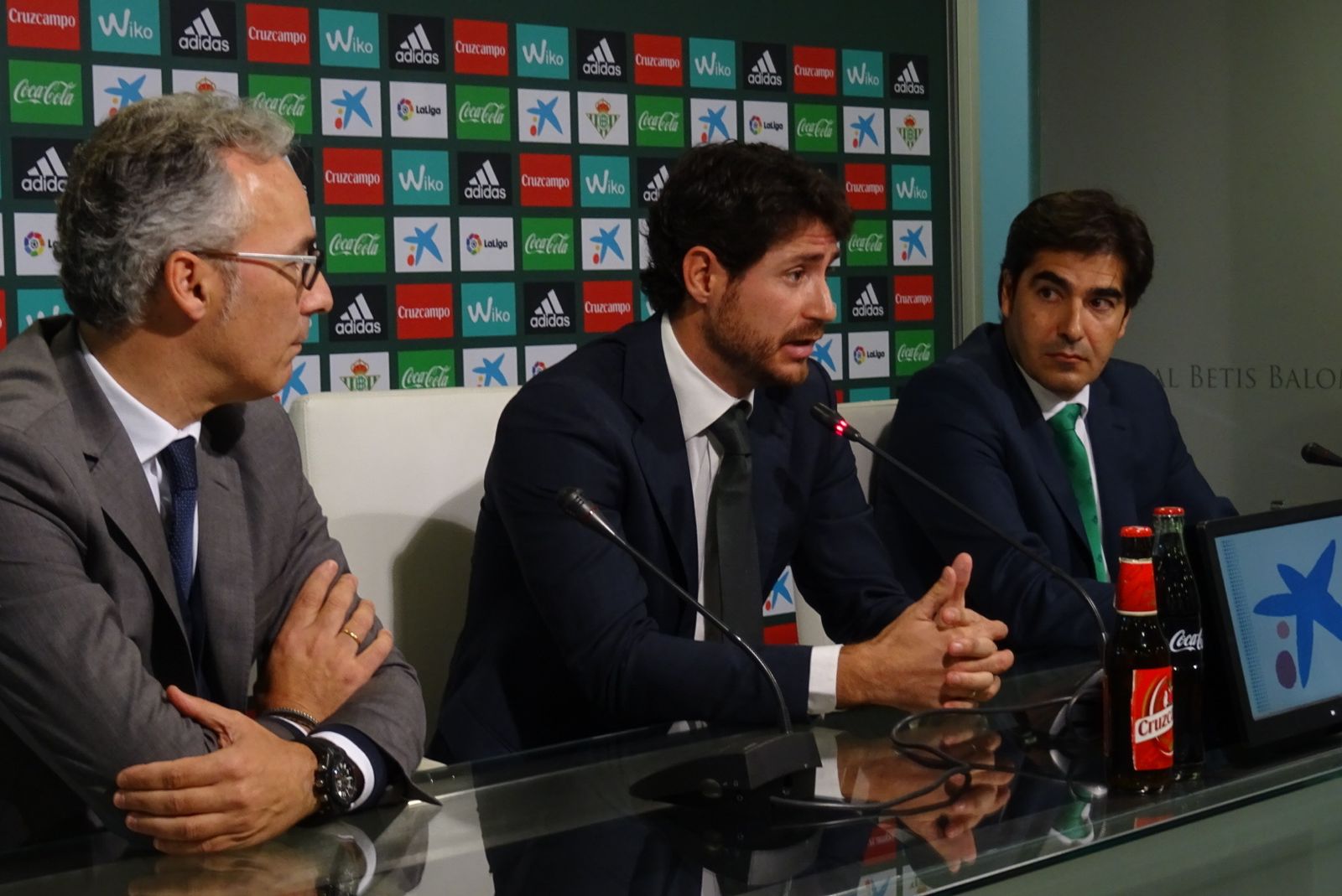 Víctor, en su presentación, con Haro y Torrecilla.