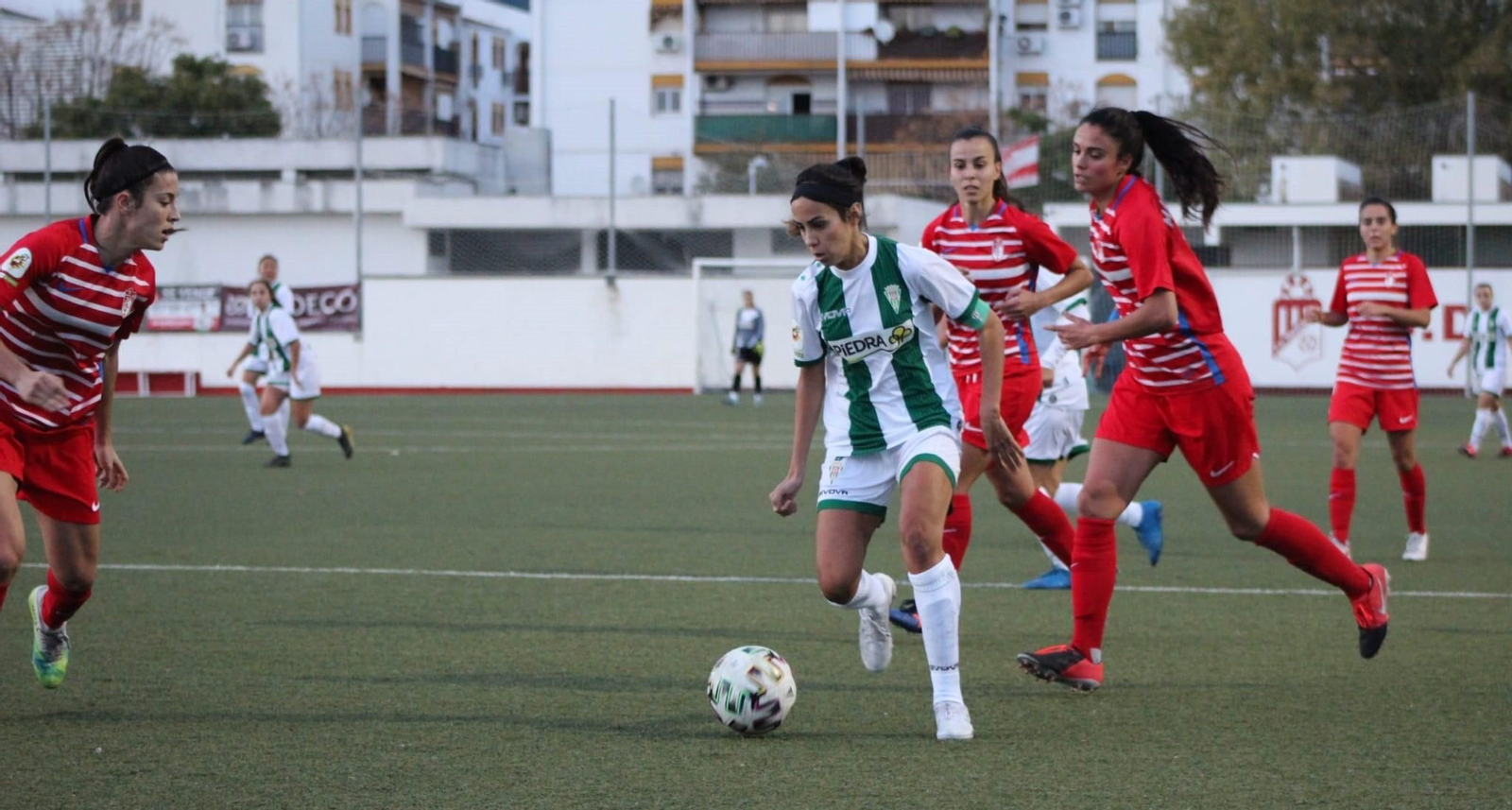 María Avilés trata de sortear a la poblada defensa del Granada.