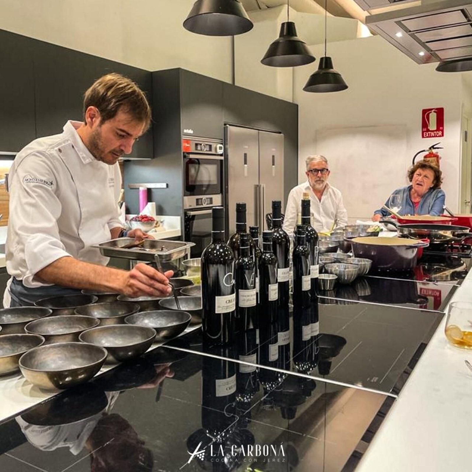 Javier Muñoz, del restaurante La Carboná, en la presentación de los platos del Menú Especial del Vinagre de Jerez