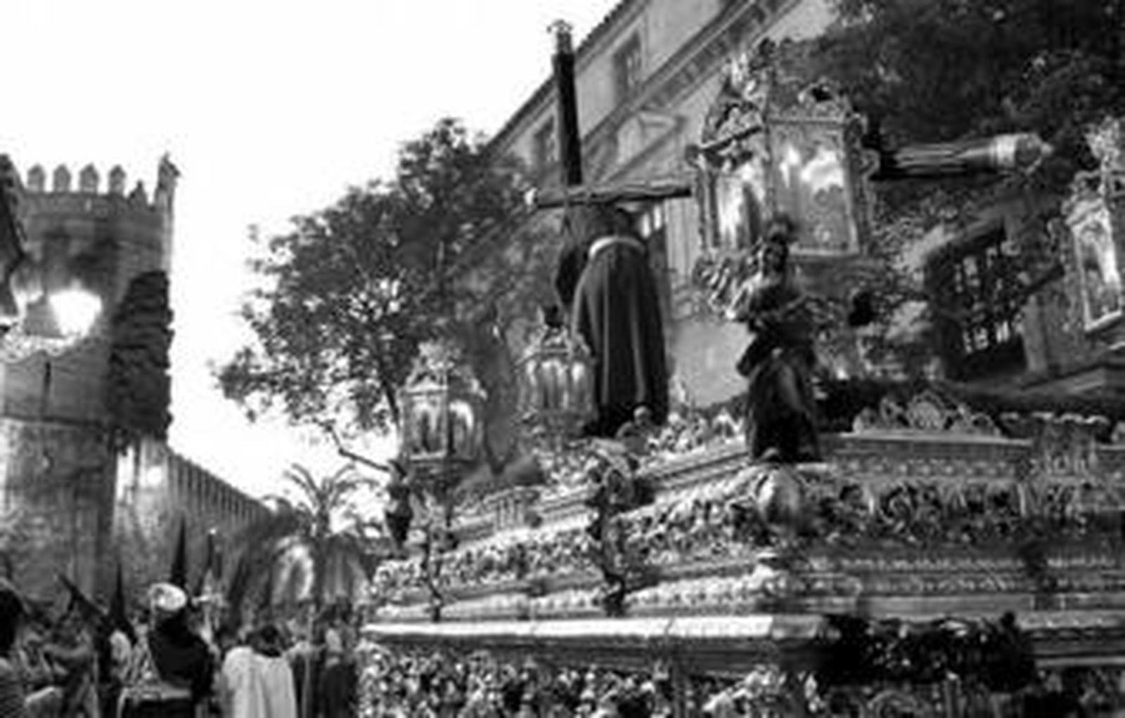 El paso de Afligidos por la Bajada del Castillo, principio de la propuesta de modificación de la Carrera Oficial.