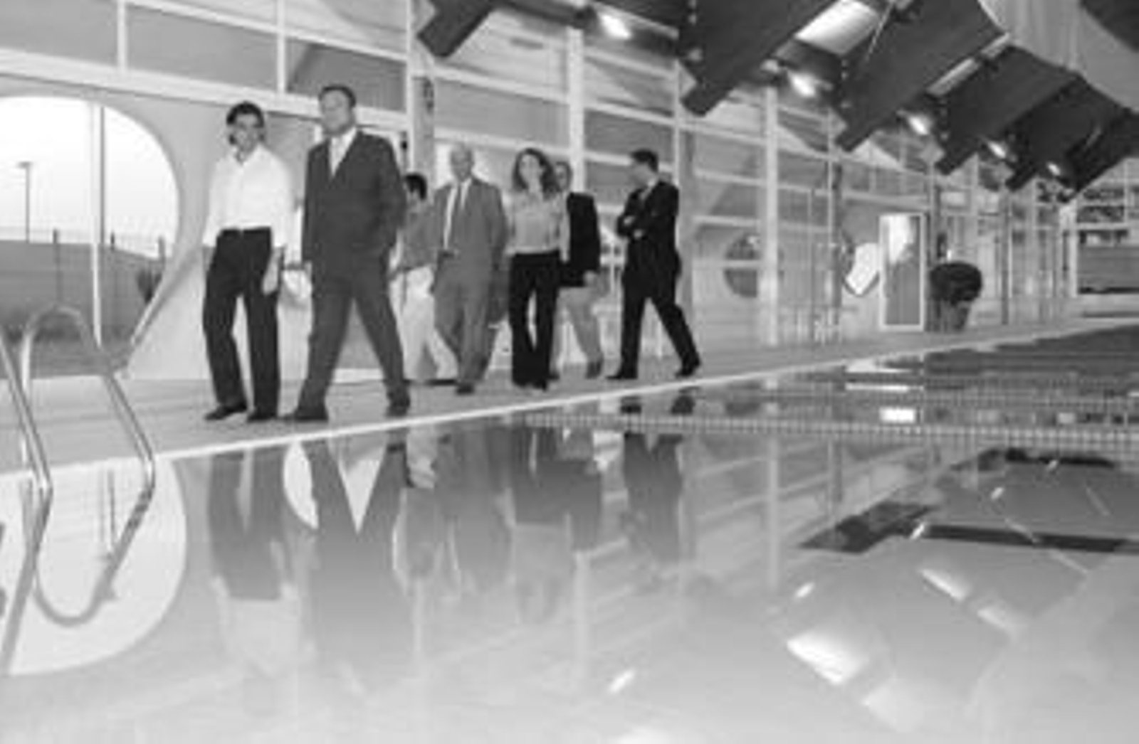 Silva (IU) atiende al alcalde en una visita a una piscina del IMD.