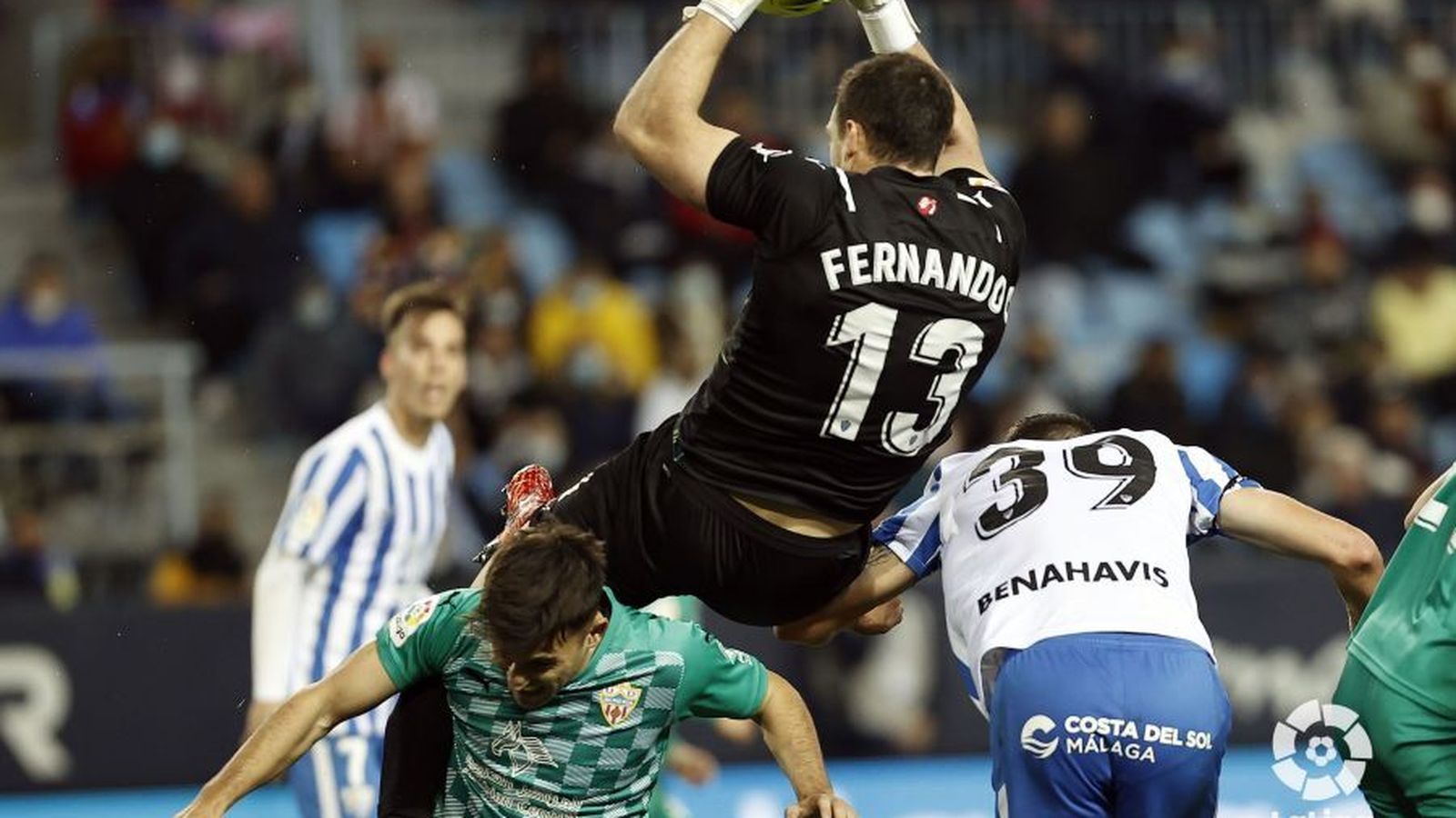 Fernando atrapa un balón aéreo antes de darse un 'costalazo'