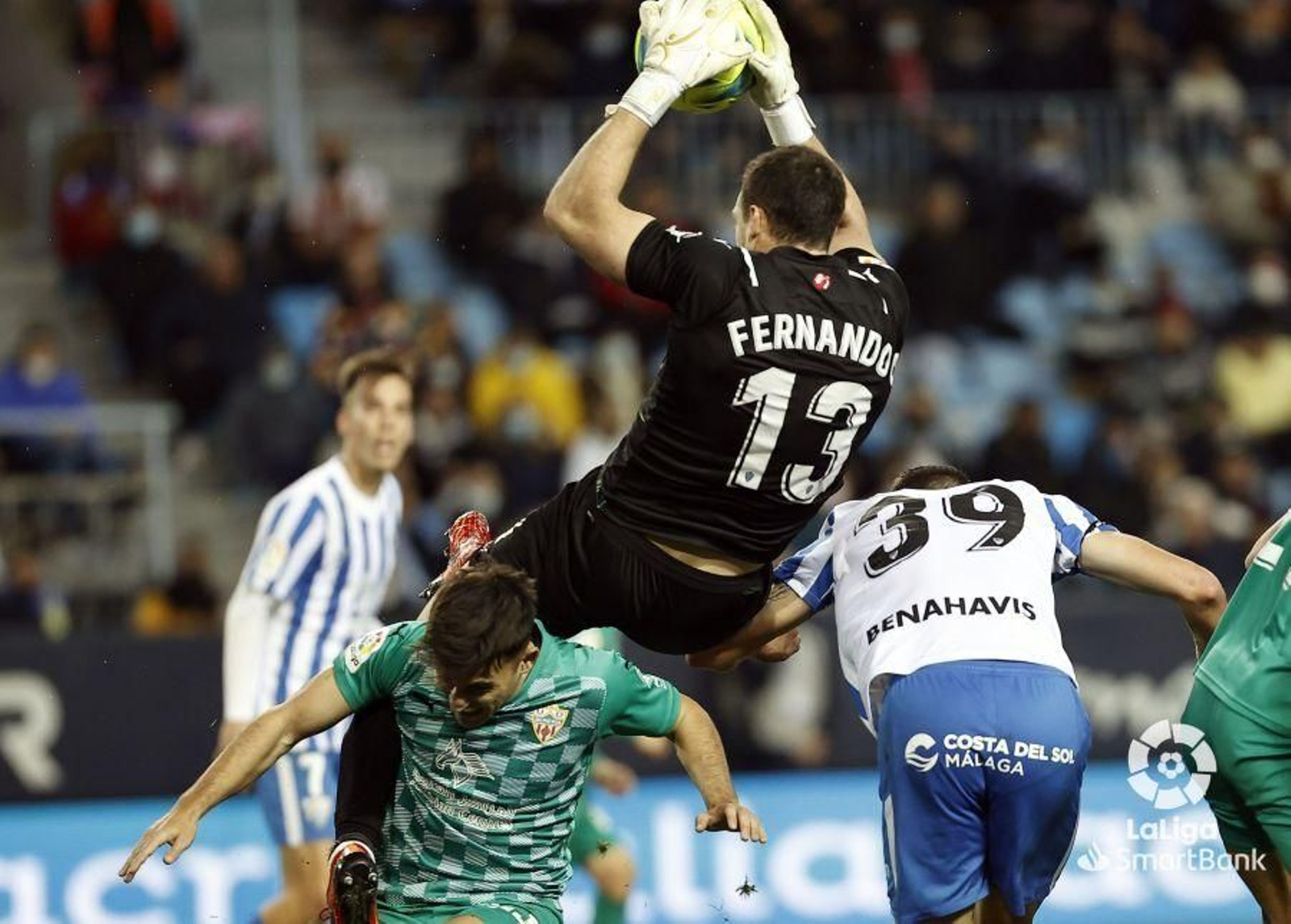Fernando atrapa un balón aéreo antes de darse un 'costalazo'