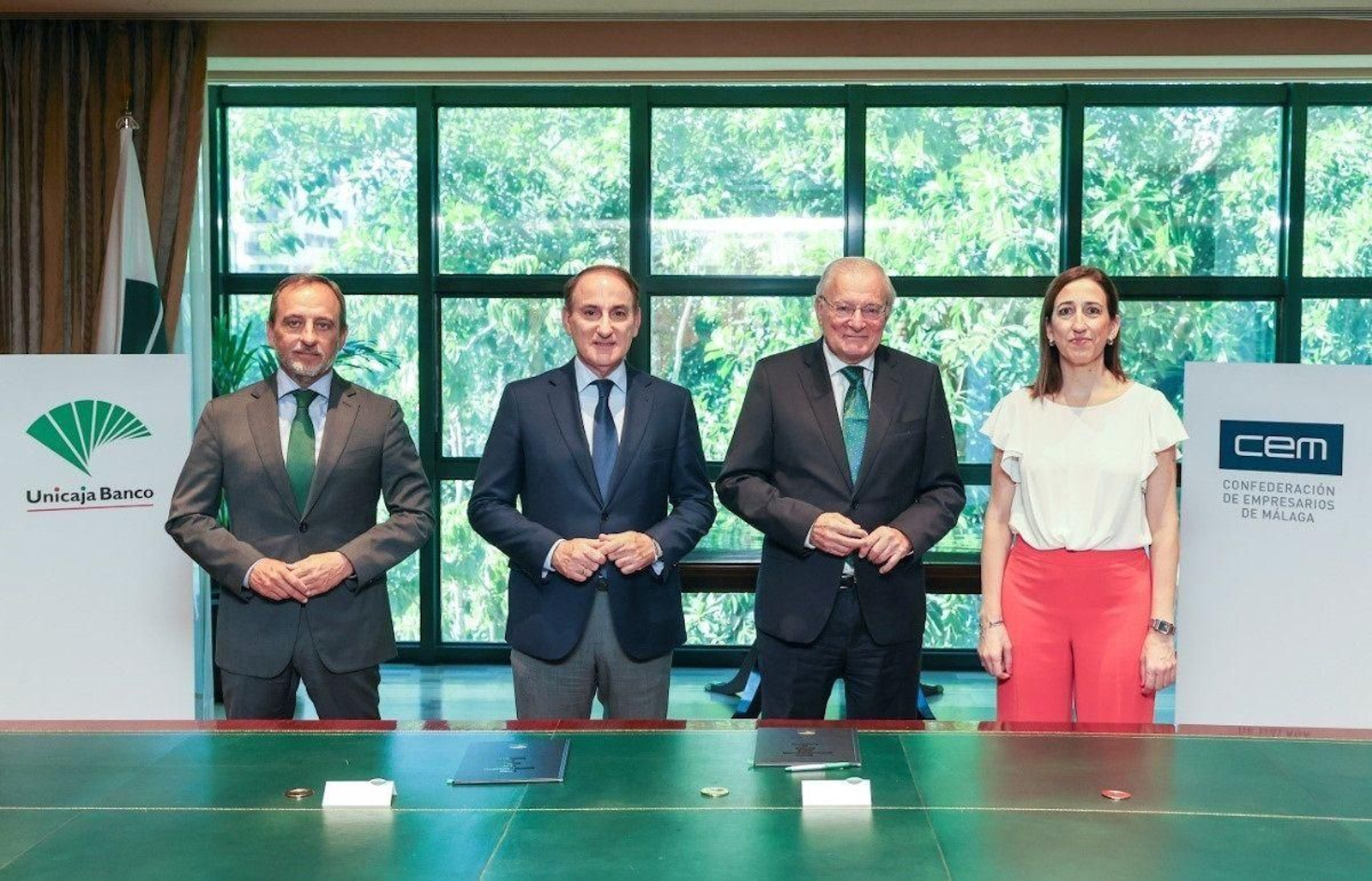 Unicaja Banco firma el acuerdo con la CEM