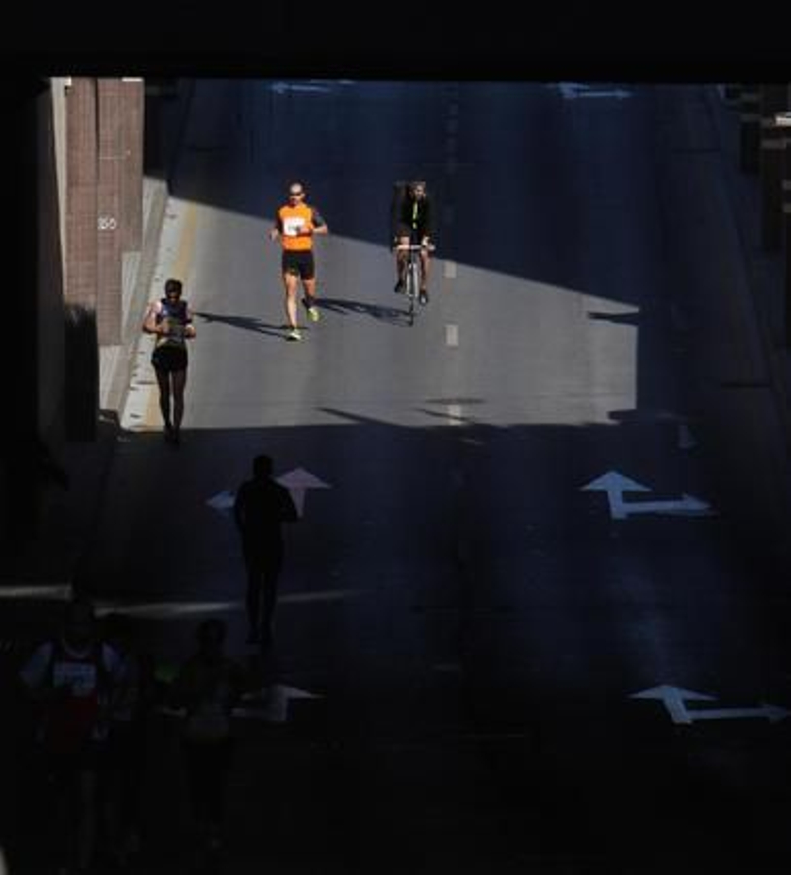 El buen tiempo ha acompañado a los 722 atletas inscritos en la prueba, aunque el fuerte viento de poniente ha dificultado el recorrido de vuelta y ha impedido que se registraran mejores marcas. 

Foto: Migue Fernandez