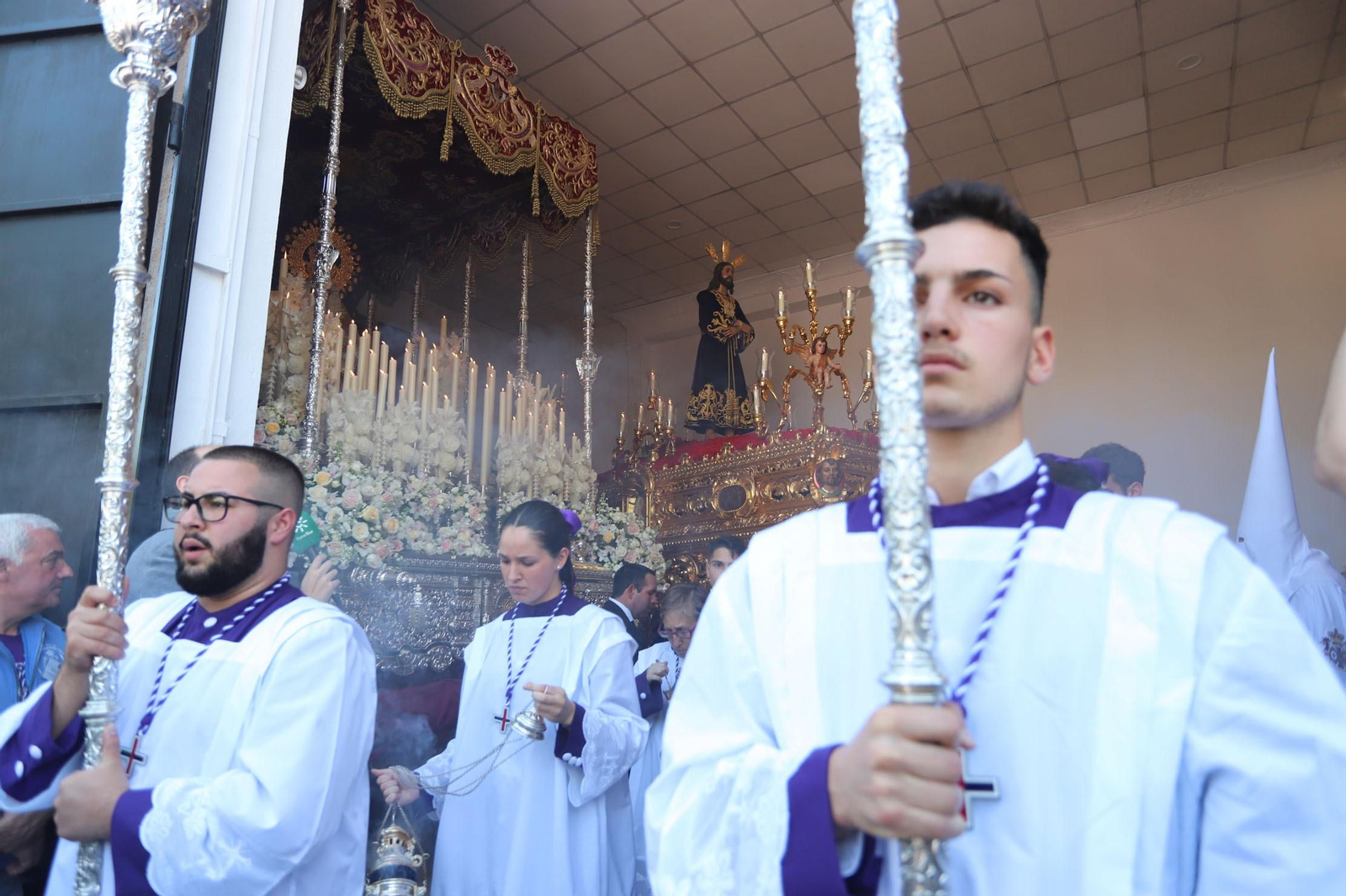 Imágenes del recorrido de la Hermandad del Cristo Cautivo de Huelva