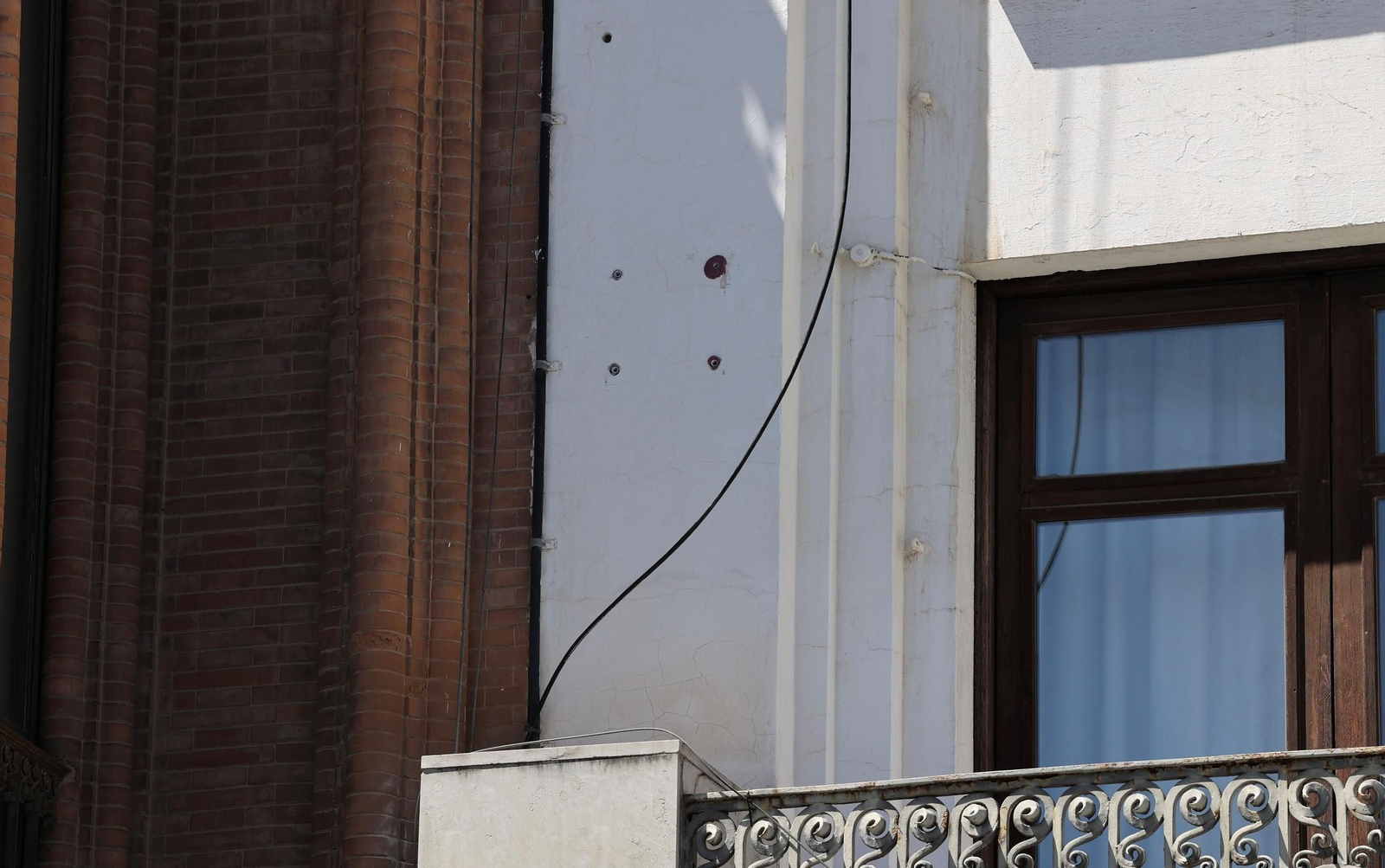 Los agujeros de la placa que ha sido retirada.