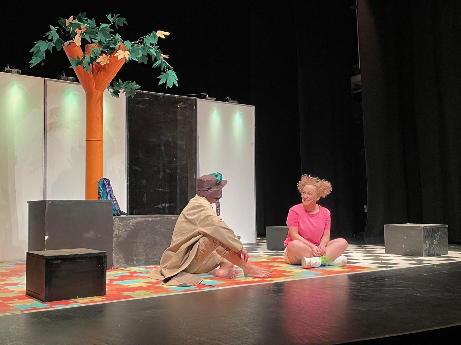 Paco Freire y Mar Galera con su obra ‘Fly, el hombre pájaro’ en el Apolo.