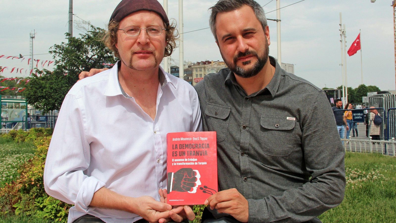 Los periodistas Ilya U. Topper y Andrés Mourenza, corresponsales en Estambul de la Agencia Efe y 'El País', respectivamente.