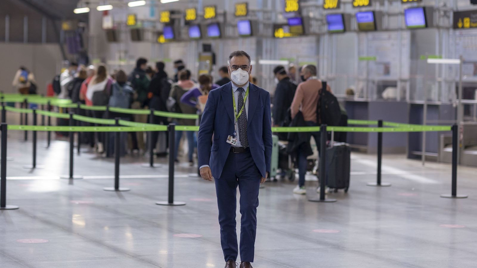 El director del aeropuerto en el interior de una terminal.