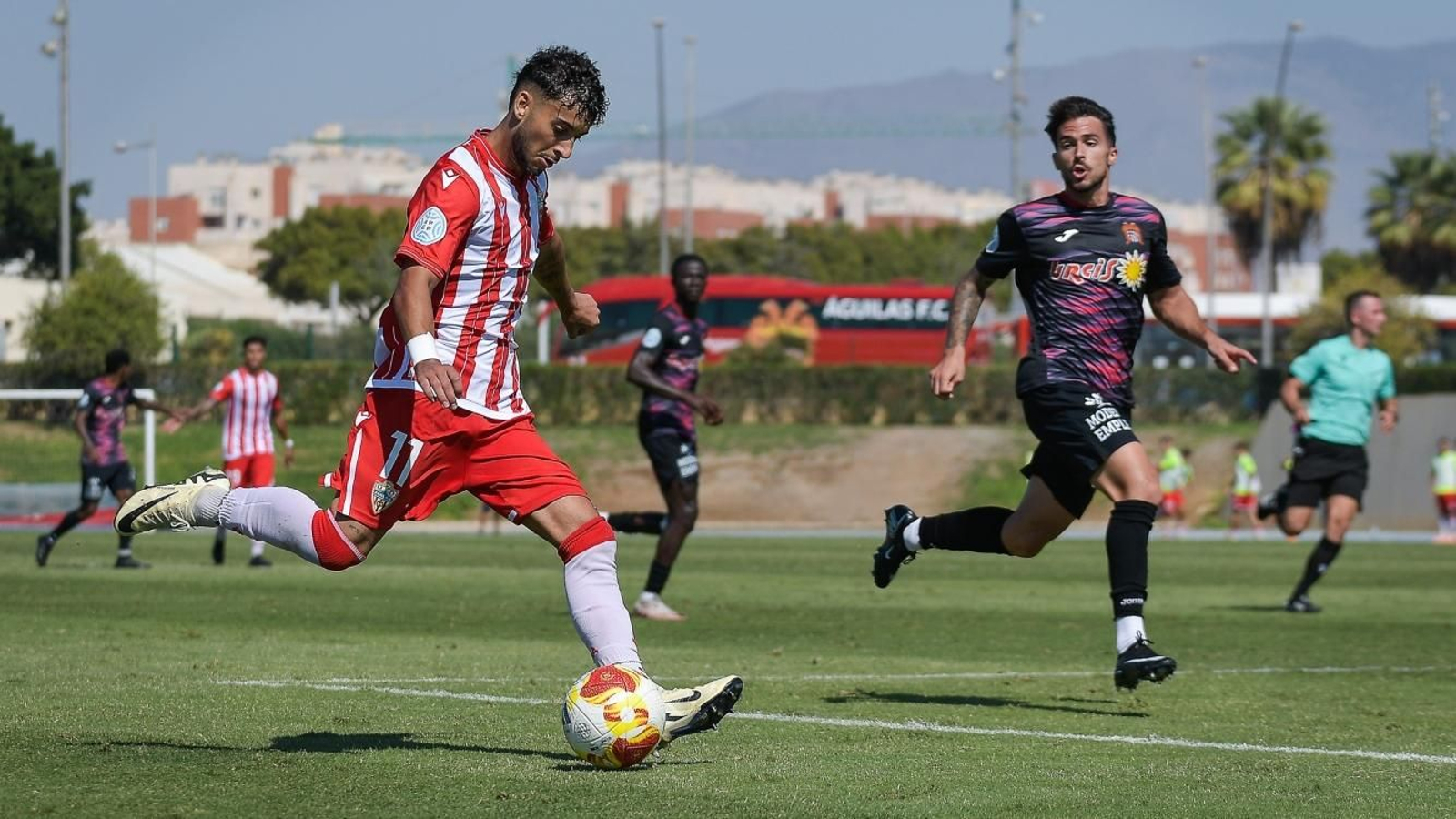 Nico Fernández tratar de poner el balón en el área en el duelo ante el Águilas de la pasada jornada.