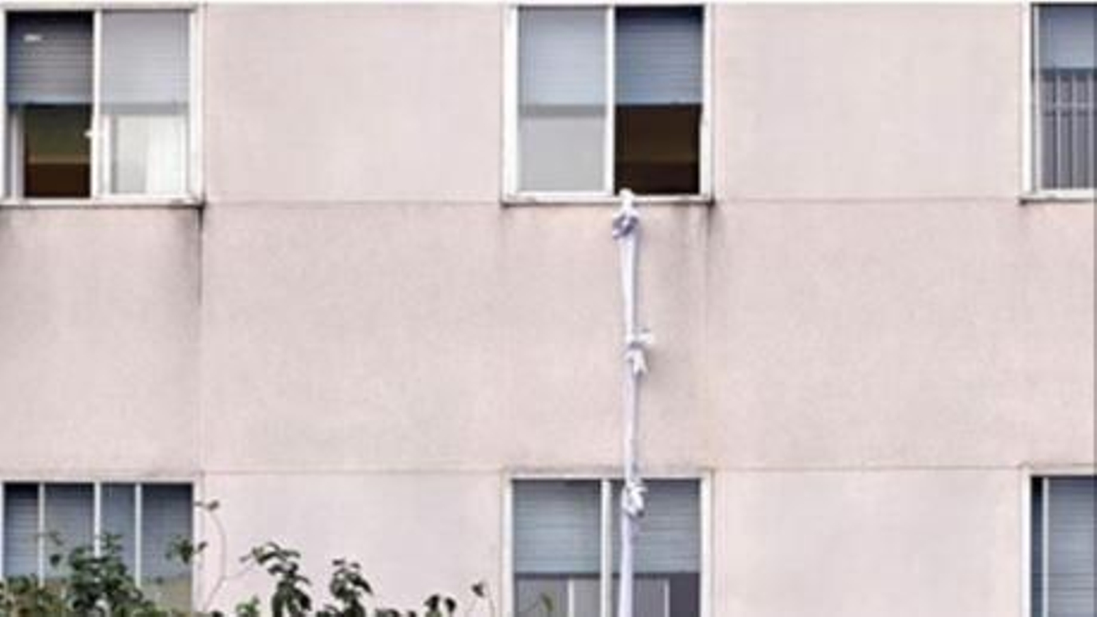 Ventana por la que al parecer se ha escapado un preso del Hospital de Jerez.