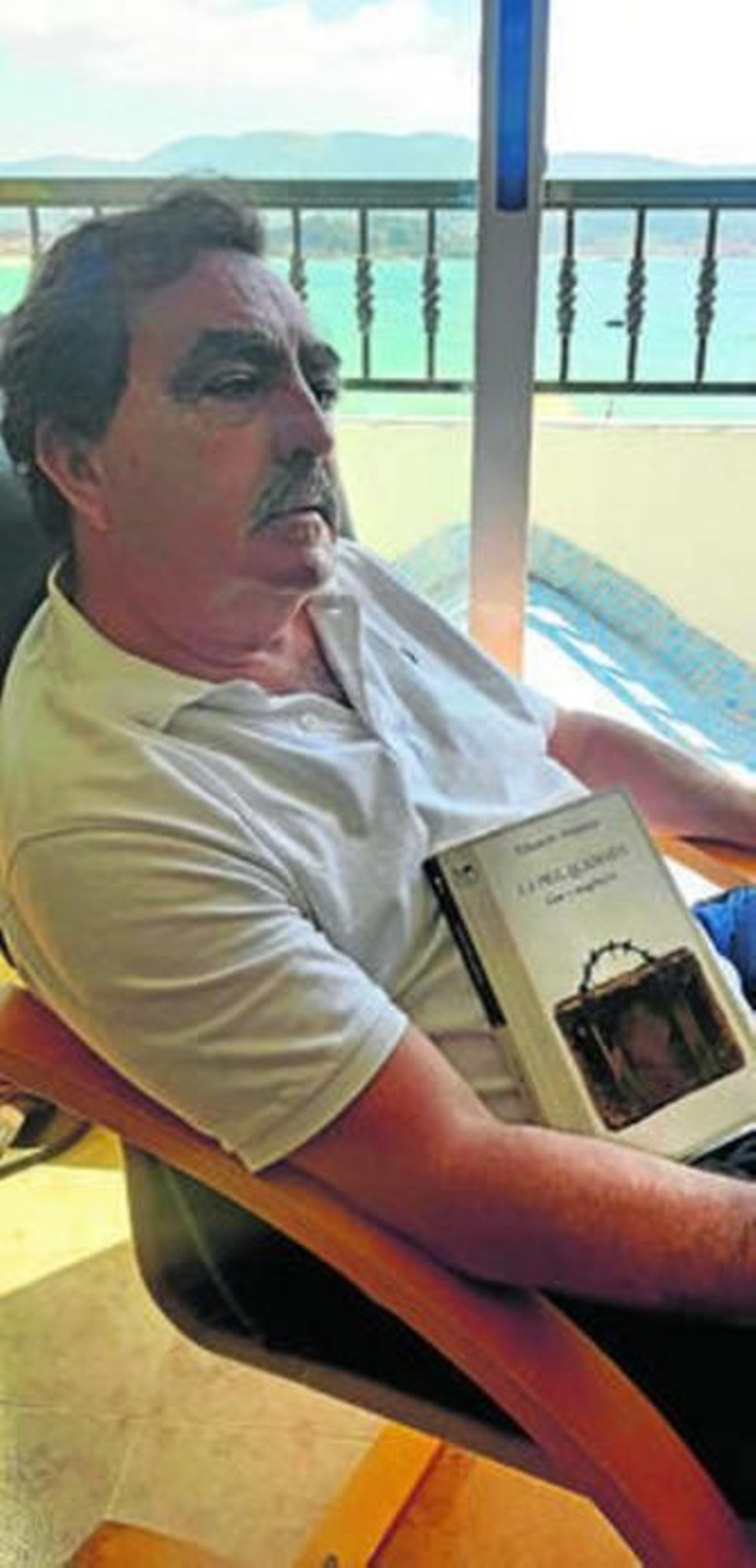 Eduardo Moyano, con su libro 'La piel quemada'.