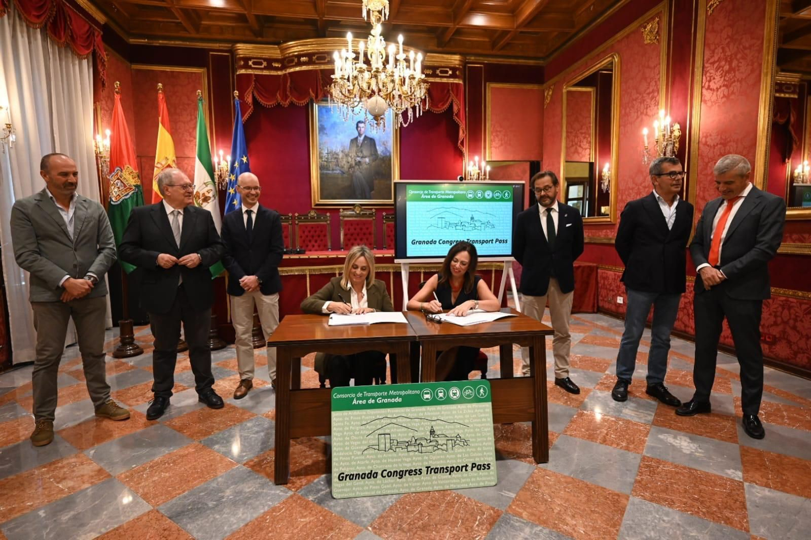 Firma del protocolo por parte de la consejera de Fomento, Rocío Díaz, y la alcaldesa de Granada, Marifrán Carazo.
