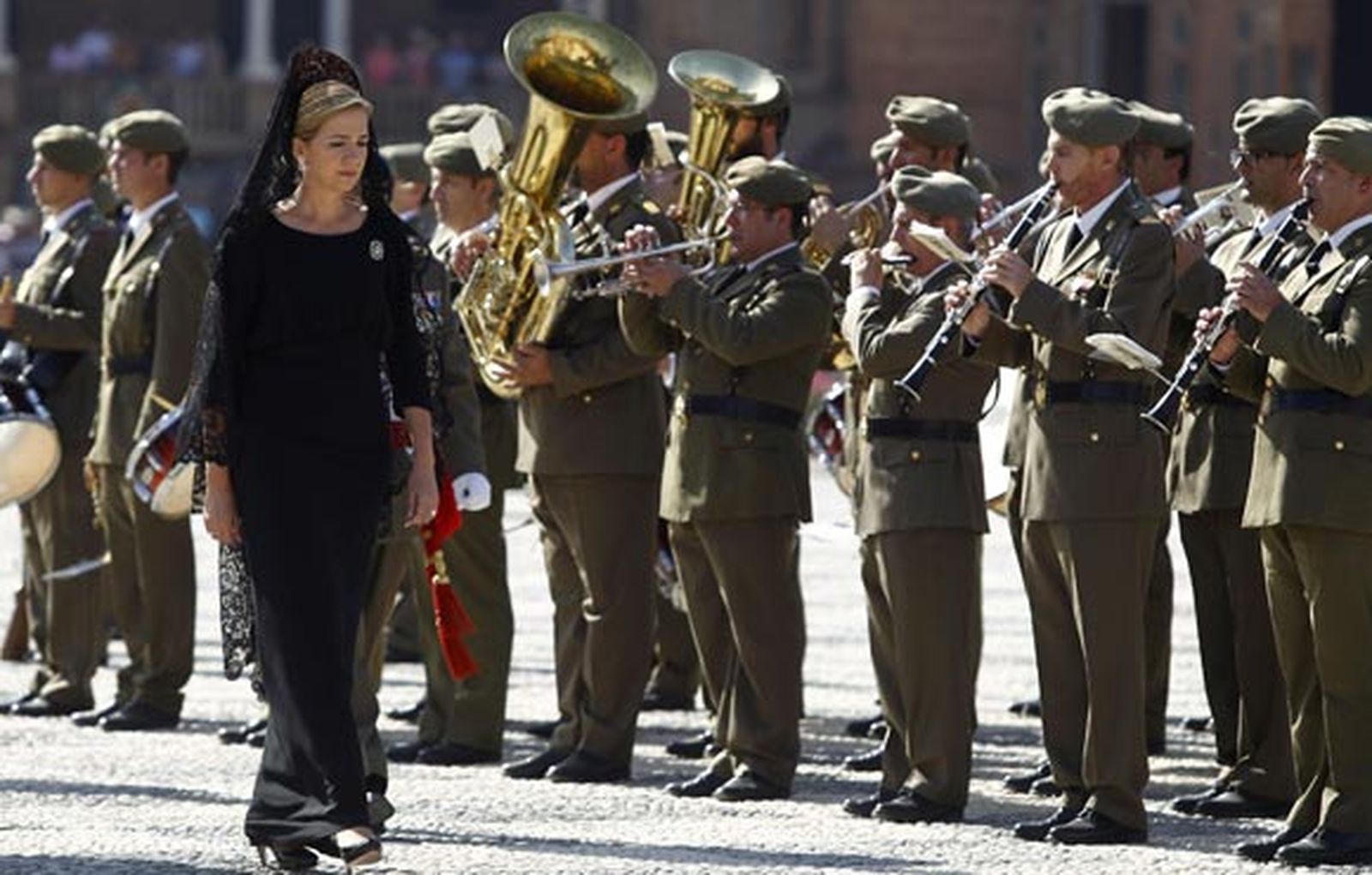 La infanta Cristina cede la bandera al Regimiento de Guerra Electrónica