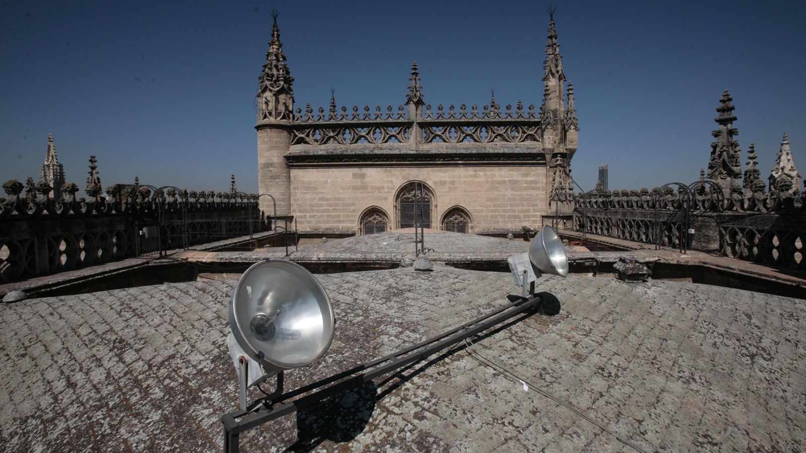 Focos en la cubierta del templo.