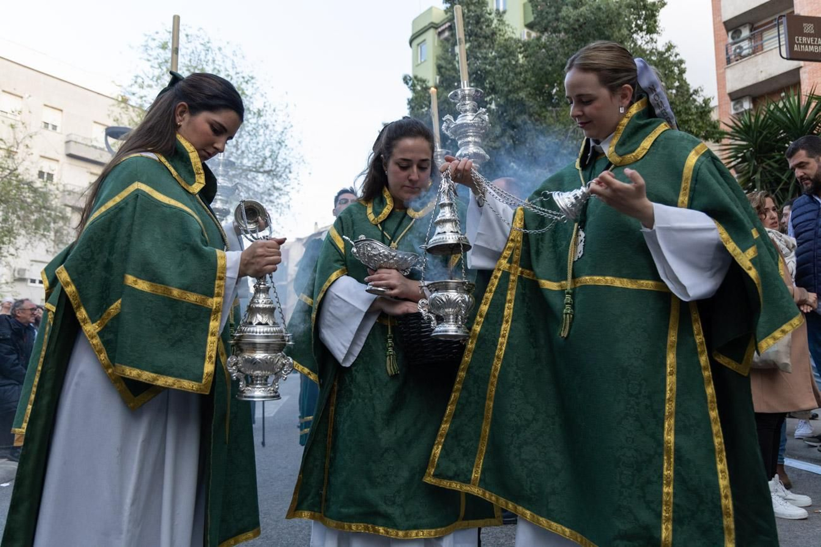 Las cofradías de la Vera Cruz, Expiración y Gran Poder lucen sus cortejos en la calle