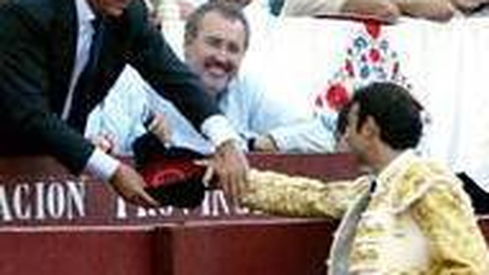 El diestro, dedicándole un toro a Julio Iglesias.